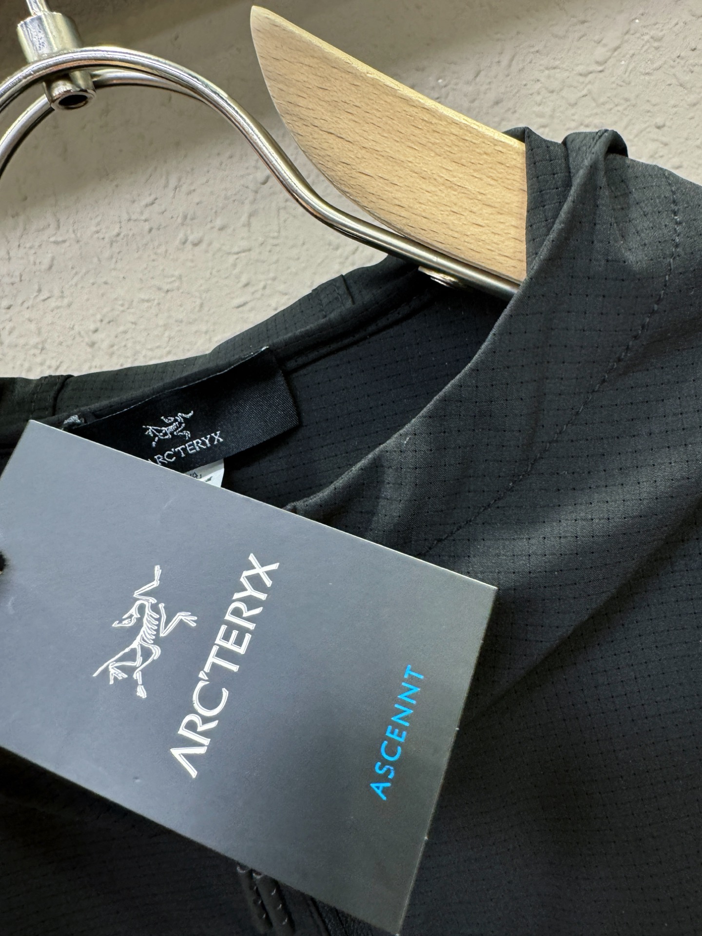  ARC‘TERYX/始祖鸟 2025春夏经典防晒外套，面料超软面料帅酷爆款薄夹克外套。时尚都市百搭款款