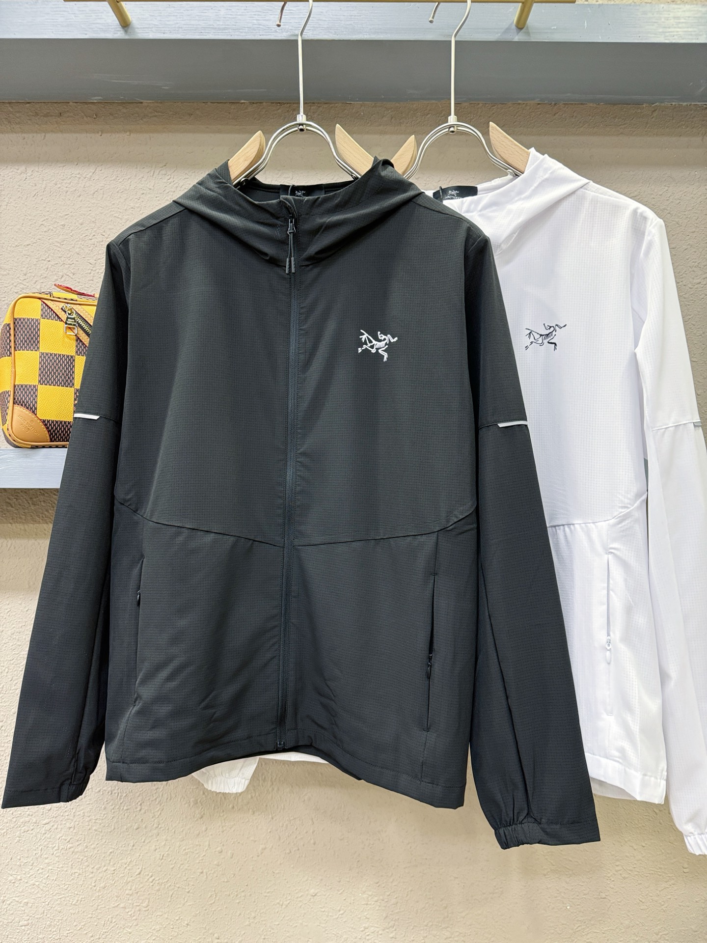  ARC‘TERYX/始祖鸟 2025春夏经典防晒外套，面料超软面料帅酷爆款薄夹克外套。时尚都市百搭款款