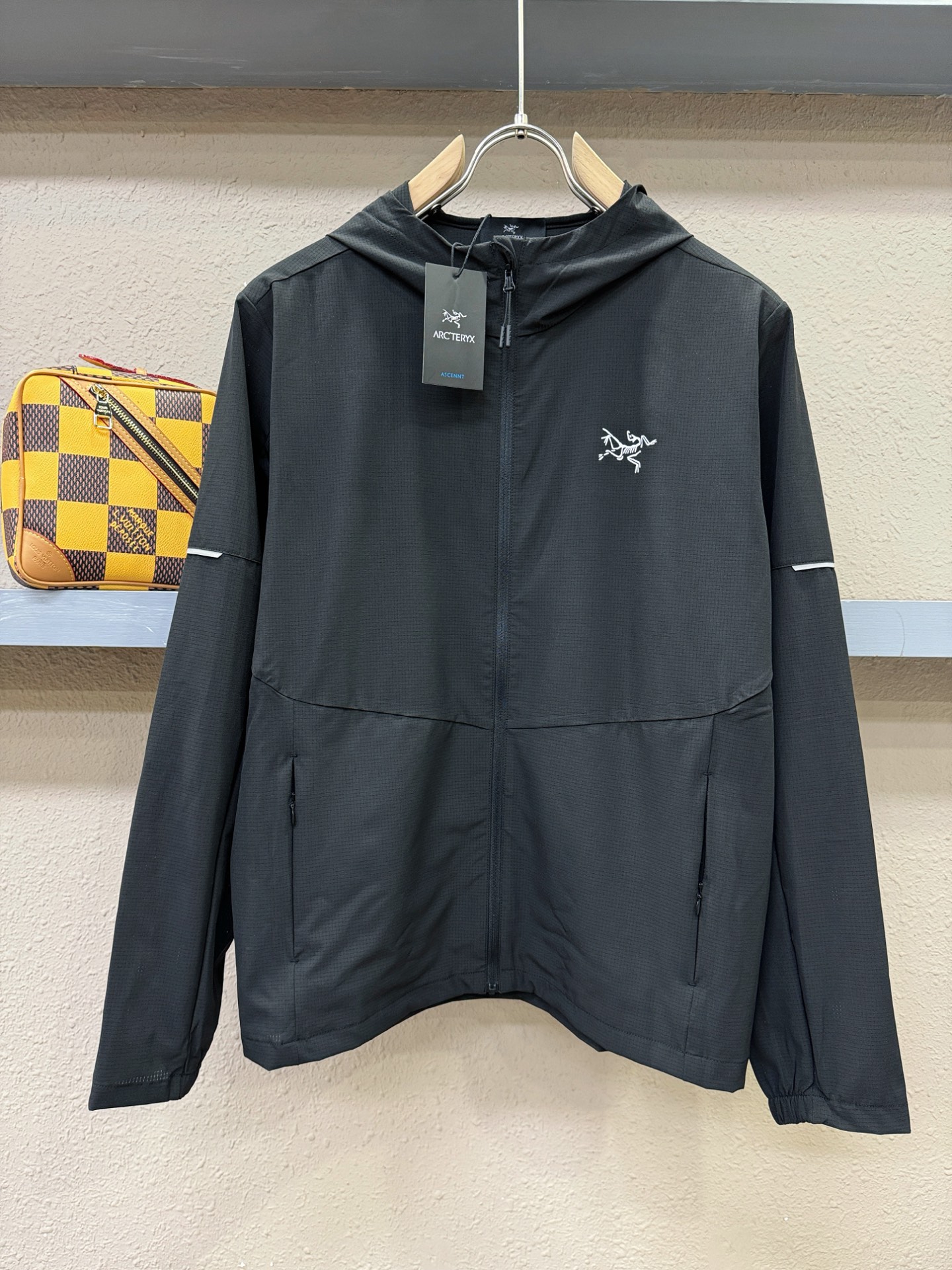  ARC‘TERYX/始祖鸟 2025春夏经典防晒外套，面料超软面料帅酷爆款薄夹克外套。时尚都市百搭款款