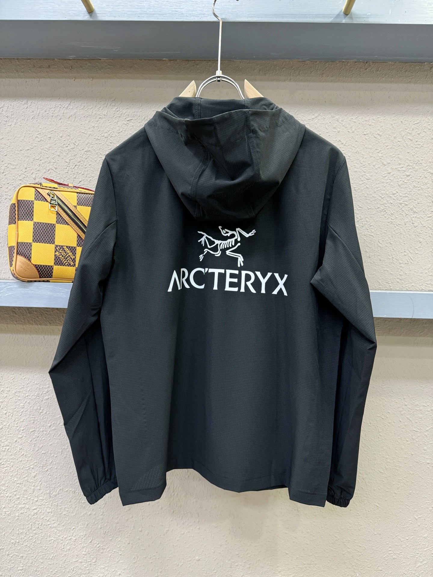  ARC‘TERYX/始祖鸟 2025春夏经典防晒外套，面料超软面料帅酷爆款薄夹克外套。时尚都市百搭款款
