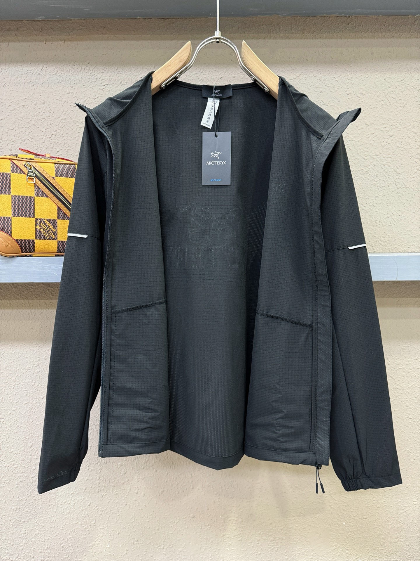  ARC‘TERYX/始祖鸟 2025春夏经典防晒外套，面料超软面料帅酷爆款薄夹克外套。时尚都市百搭款款