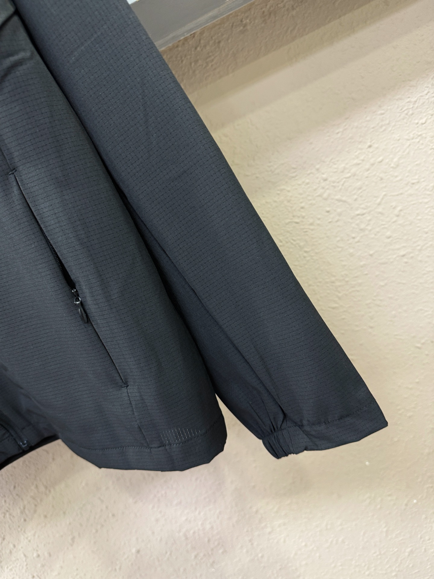  ARC‘TERYX/始祖鸟 2025春夏经典防晒外套，面料超软面料帅酷爆款薄夹克外套。时尚都市百搭款款