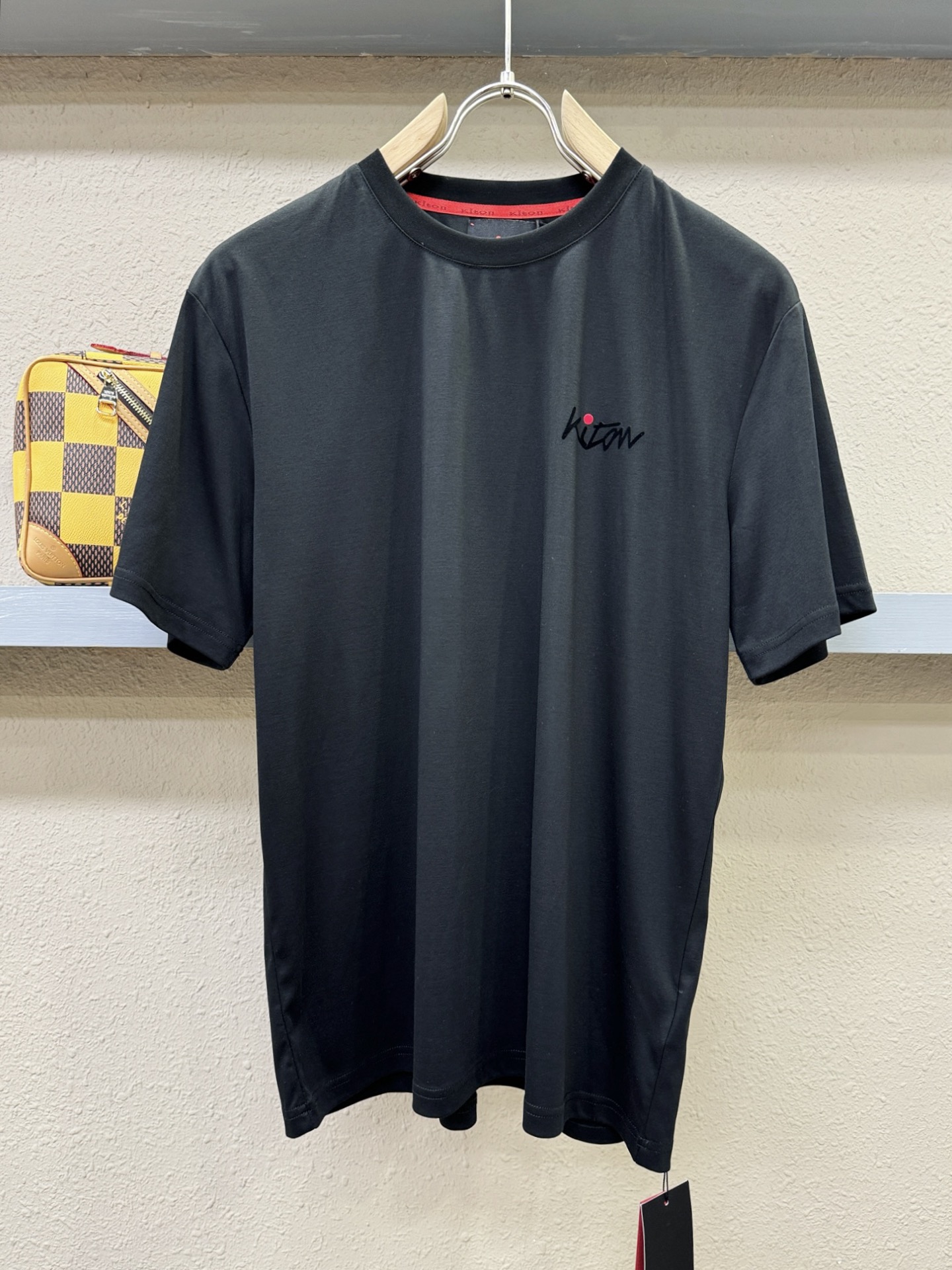 NO:152917,KITON's new spring and summer style first-time counter latest round neck short sleeves, high-end customization, avant-garde and fashionable design!  Brand logo emphasizes craftsmanship design, high-end customized fabric, soft feel, comfortable to wear, exquisite counter-level car lines, fine workmanship, and invincible and handsome upper body effect!  A must-have item for handsome men!  Code number M-3XL, T-shirt, alexander wang19860909KITON 春夏新款首发专柜最新款圆领短袖 高端订制 设计前卫时尚！品牌logo重工艺设计 高端定制面料.手感柔软.穿着舒适.专柜级别精致车线.做工精细.上身效果无敌帅气！型男必备单品！码数M-3XL,,T-shirt,alexander wang,Men's clothing