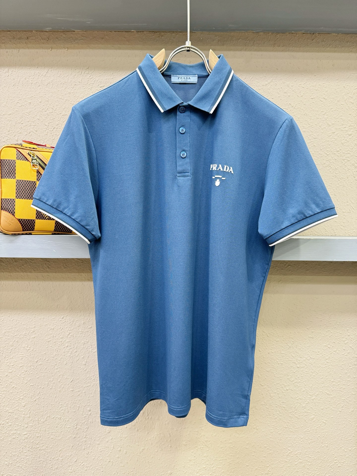 NO:152921,PRADA official spring and summer new style mulberry silk fabric, counters are launched simultaneously. Men's lapel short-sleeved POLO shirt, high-end main line series, first-class texture, excellent skin-friendliness, smooth and delicate touch, fashionable three-button opening and closing placket design, paired with small lapels, fashionable and age-reducing, the upper body is full of Italian tone and full of shape. M-3XL,,prada,prada,T-shirt,alexander wang19860909PRADA 普拉达 官方春夏新款 桑蚕丝面料,专柜同步上市 男士翻领短袖POLO衫,高端主线系列,质感一流,亲肤性极佳,触感丝滑细腻,时尚三扣开合门襟设计,搭配小翻领时尚且减龄,上身满满的意式腔调感,型格十足.码数M-3XL,,prada,prada,T-shirt,alexander wang,Men's clothing