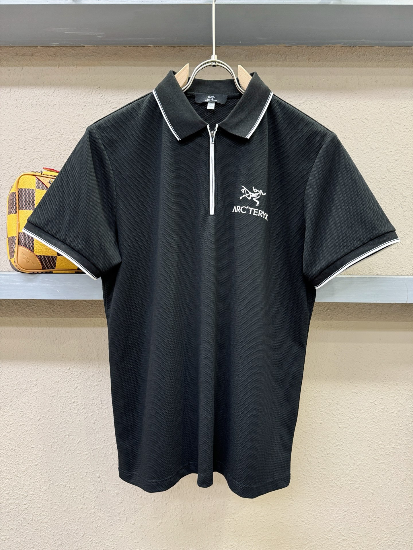 NO:152932,ARC'TERYX/Archaew Bird Official Spring and Summer New Mulberry Silk Fabric, Special Counter is launched simultaneously. Men's Lapel Short-sleeved POLO Shirt, High-end Main Line Series, First-class Texture, Excellent Skin-friendly, Silky and Delicate Touch, Fashionable Three-button Open-Close Band Design, Paired with Small Lapels, Stylish and Age-reducing, The upper body is full of Italian tone and full of shape. M-3XL, Arc'teryx, T-shirt, Alexander Wang19860909ARC‘TERYX/始祖鸟 官方春夏新款 桑蚕丝面料,专柜同步上市 男士翻领短袖POLO衫,高端主线系列,质感一流,亲肤性极佳,触感丝滑细腻,时尚三扣开合门襟设计,搭配小翻领时尚且减龄,上身满满的意式腔调感,型格十足.码数M-3XL,arc'teryx,T-shirt,alexander wang,Men's clothing