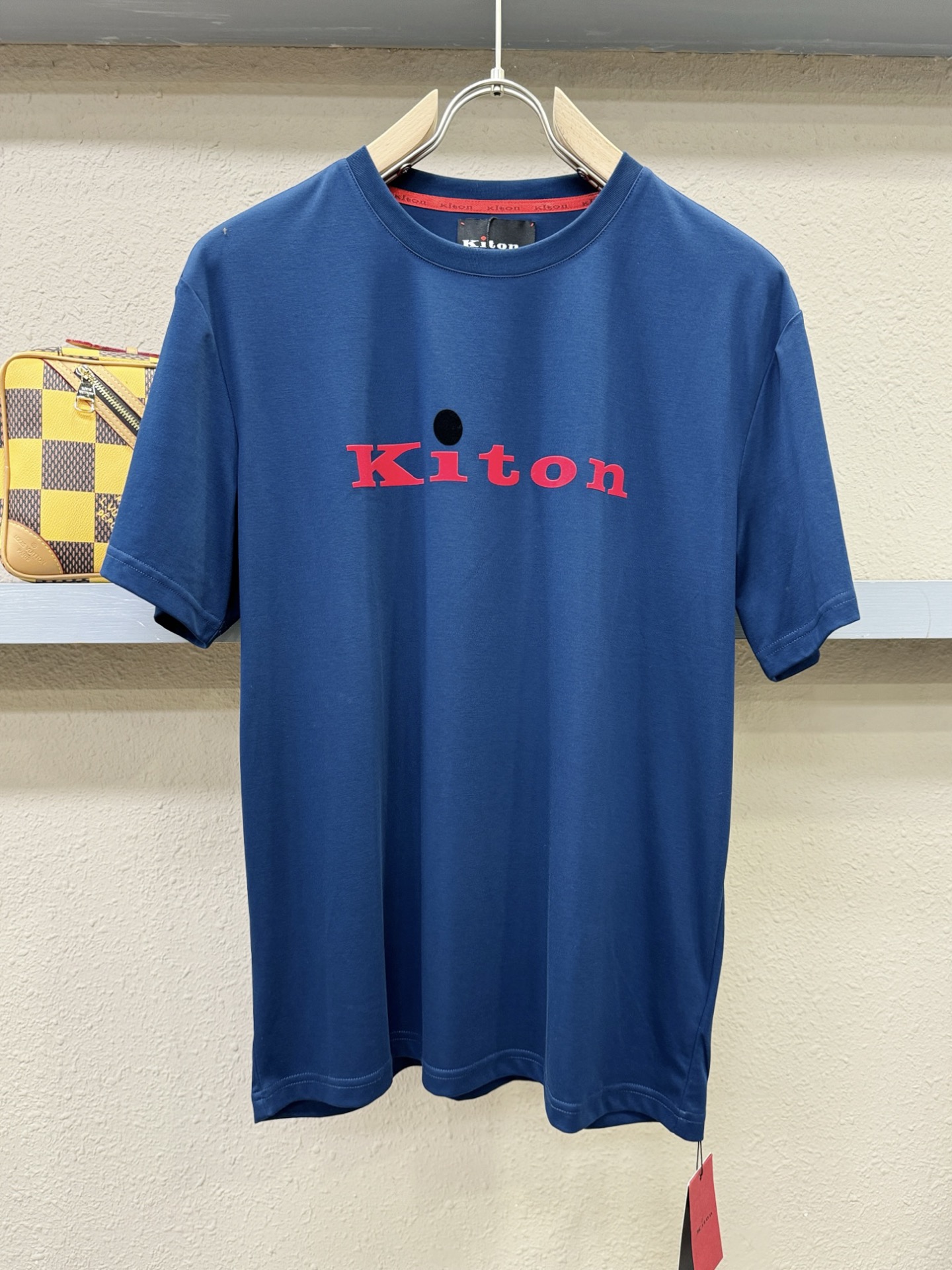 NO:152937,KITON's new spring and summer style first-time counter latest round neck short sleeves, high-end customization, avant-garde and fashionable design!  Brand logo emphasizes craftsmanship design, high-end customized fabric, soft feel, comfortable to wear, exquisite counter-level car lines, fine workmanship, and invincible and handsome upper body effect!  A must-have item for handsome men!  Code number M-3XL, T-shirt, alexander wang19860909KITON 春夏新款首发专柜最新款圆领短袖 高端订制 设计前卫时尚！品牌logo重工艺设计 高端定制面料.手感柔软.穿着舒适.专柜级别精致车线.做工精细.上身效果无敌帅气！型男必备单品！码数M-3XL,,T-shirt,alexander wang,Men's clothing