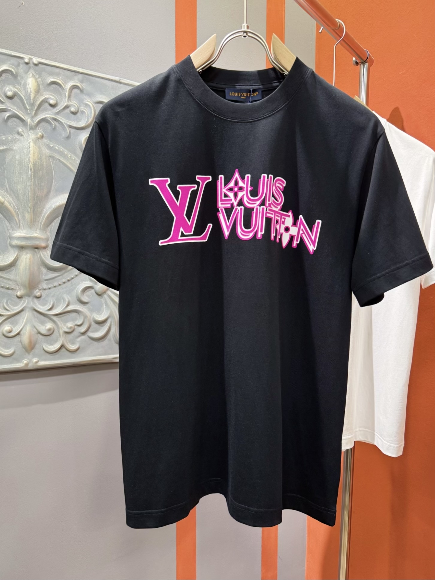  LV路易威登 2025春夏新款短袖T恤！走秀图案时尚休闲短袖T恤衫！设计logo设计！极具设计精选客供