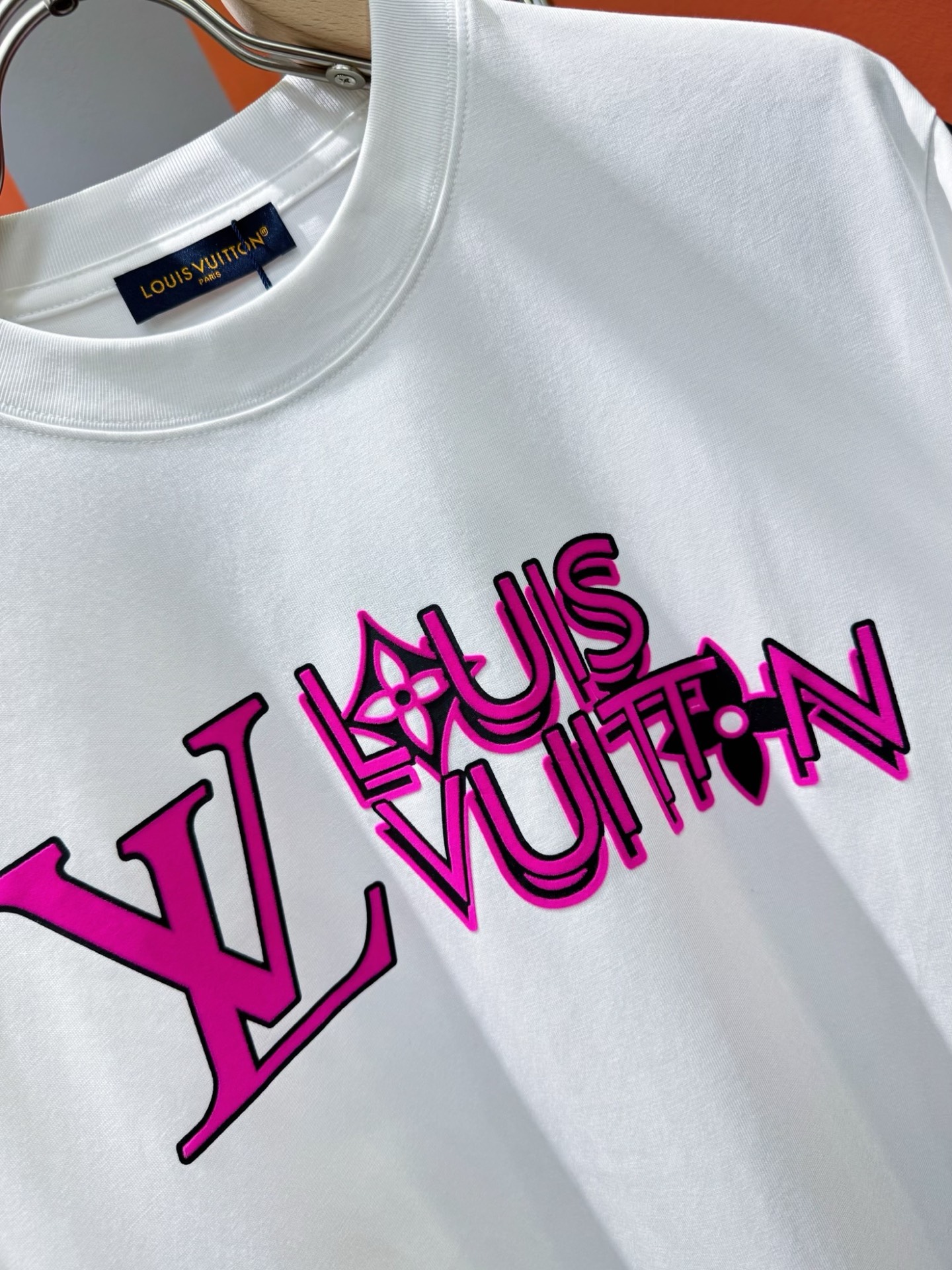  LV路易威登 2025春夏新款短袖T恤！走秀图案时尚休闲短袖T恤衫！设计logo设计！极具设计精选客供