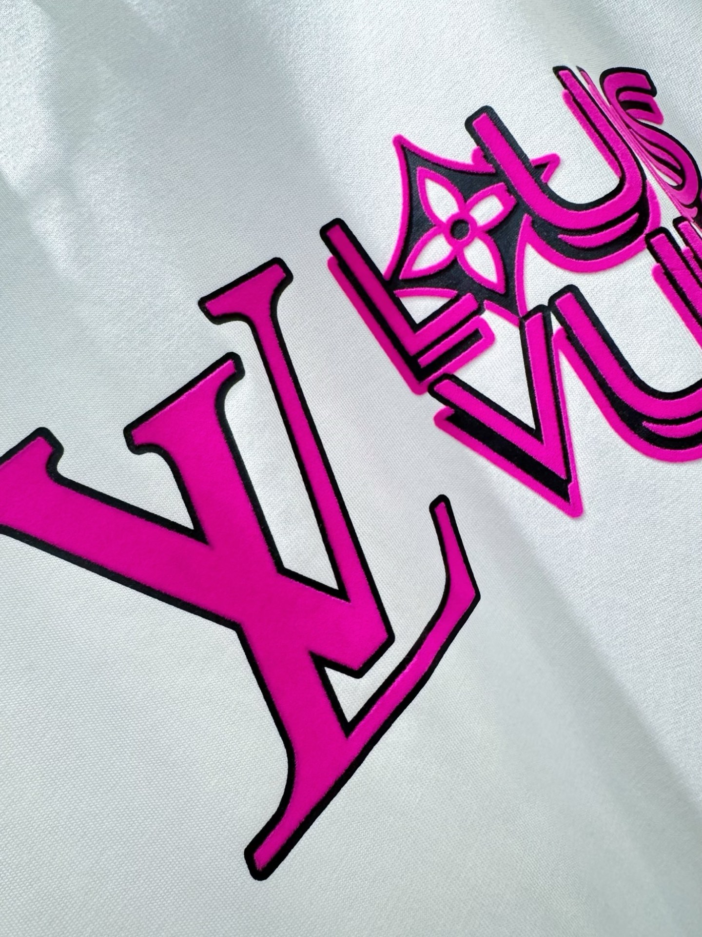  LV路易威登 2025春夏新款短袖T恤！走秀图案时尚休闲短袖T恤衫！设计logo设计！极具设计精选客供