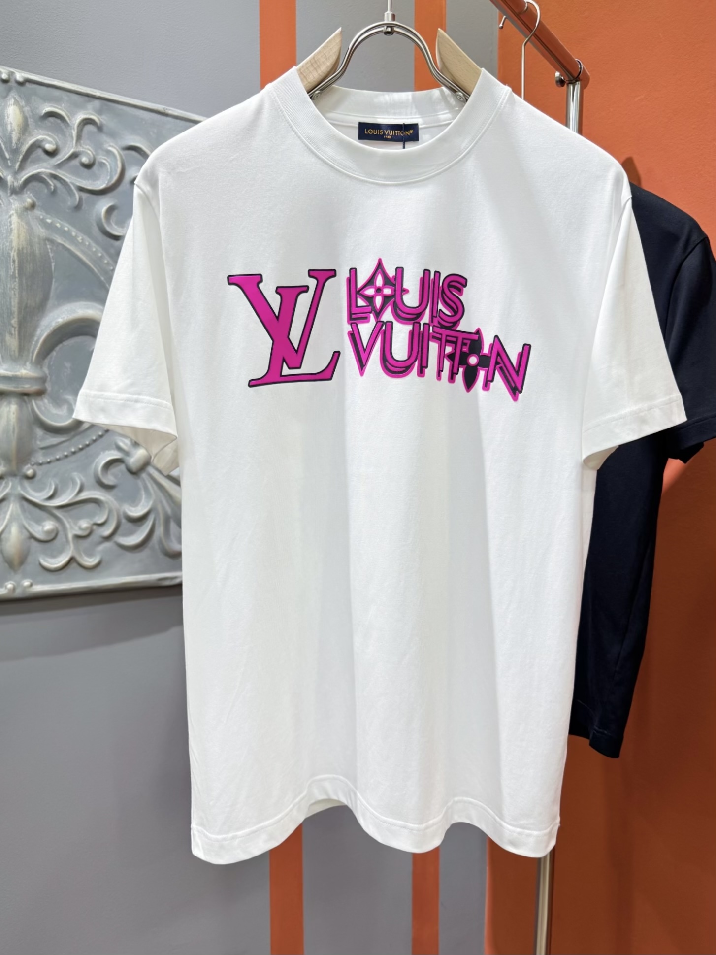  LV路易威登 2025春夏新款短袖T恤！走秀图案时尚休闲短袖T恤衫！设计logo设计！极具设计精选客供