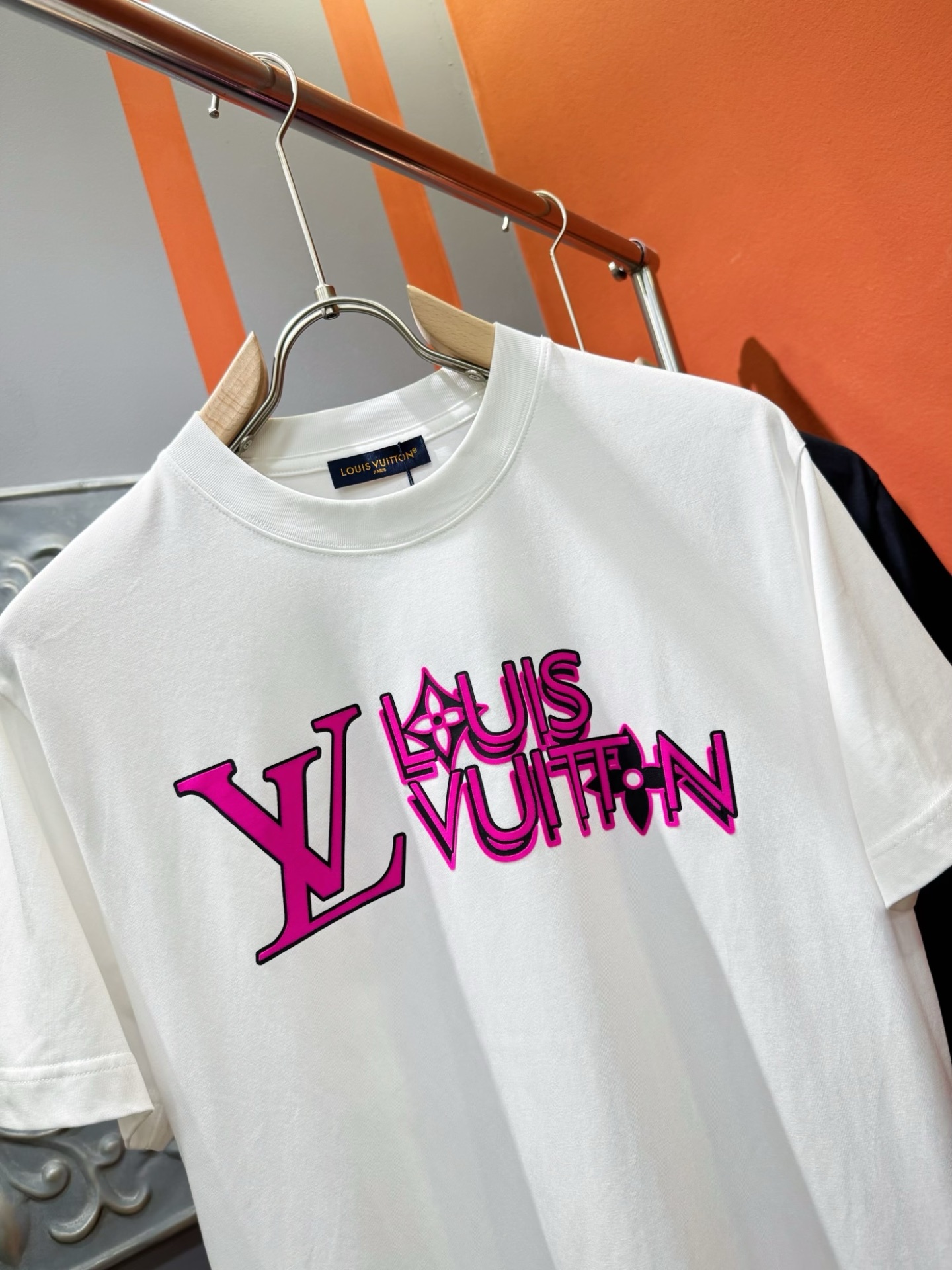  LV路易威登 2025春夏新款短袖T恤！走秀图案时尚休闲短袖T恤衫！设计logo设计！极具设计精选客供
