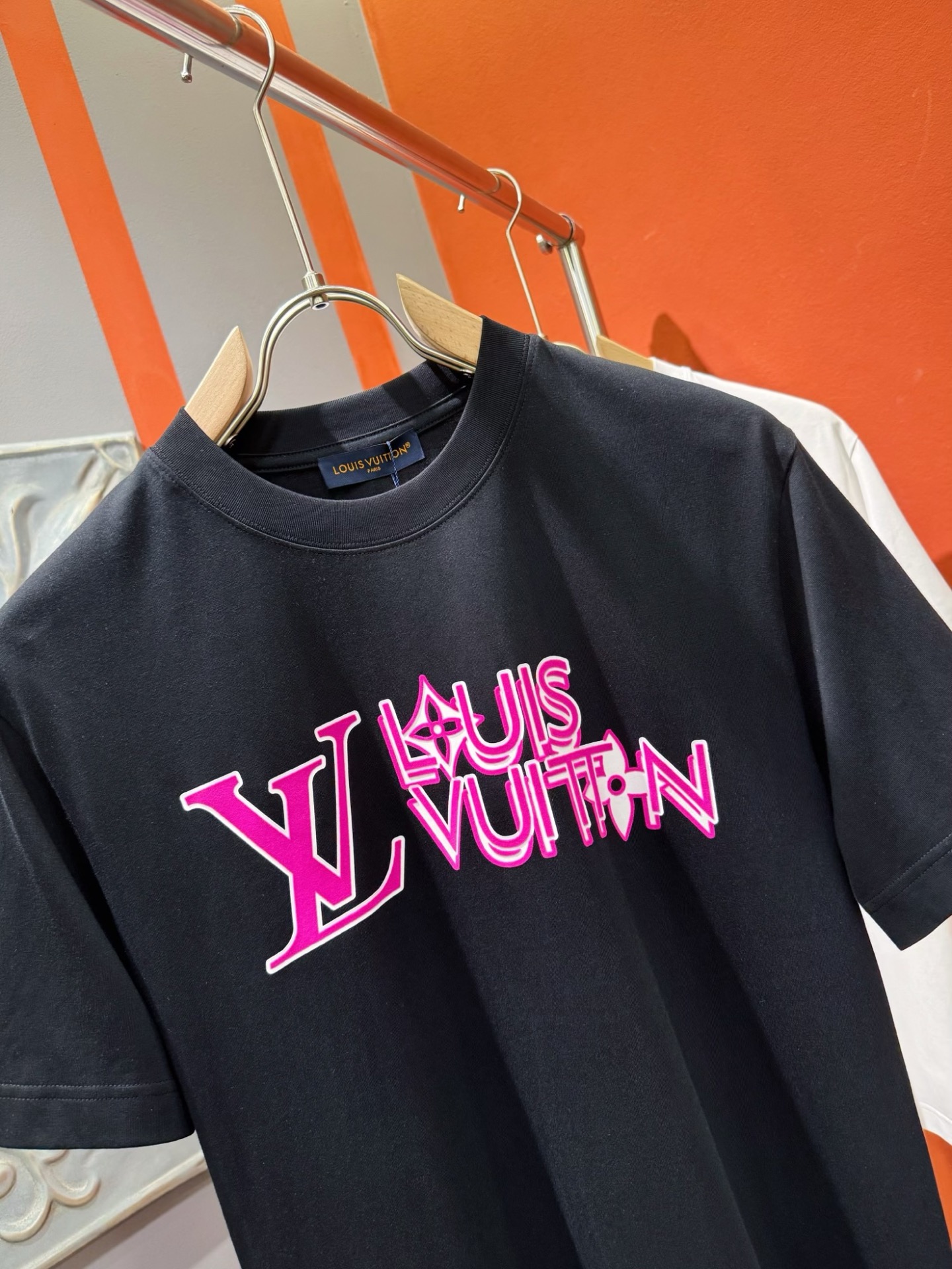  LV路易威登 2025春夏新款短袖T恤！走秀图案时尚休闲短袖T恤衫！设计logo设计！极具设计精选客供