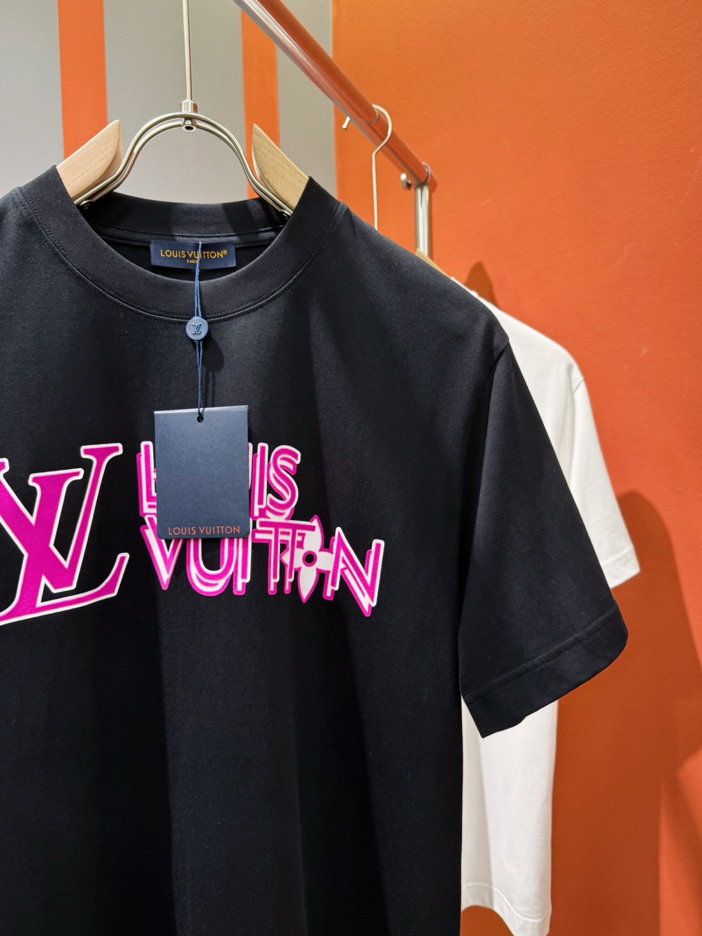 LV路易威登 2025春夏新款短袖T恤！走秀图案时尚休闲短袖T恤衫！设计logo设计！极具设计精选客供