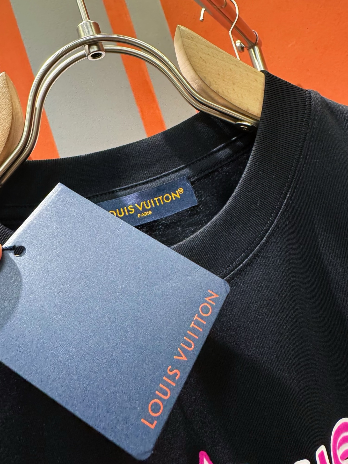  LV路易威登 2025春夏新款短袖T恤！走秀图案时尚休闲短袖T恤衫！设计logo设计！极具设计精选客供