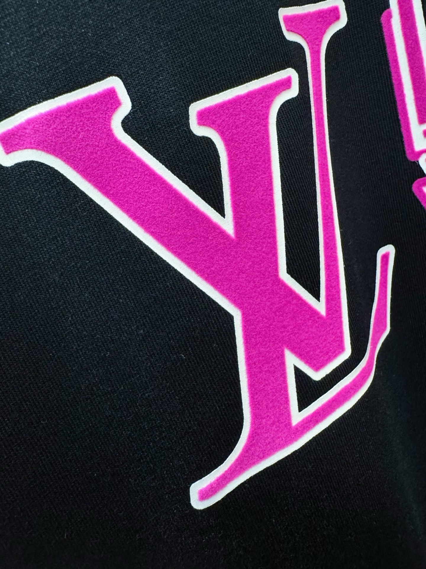  LV路易威登 2025春夏新款短袖T恤！走秀图案时尚休闲短袖T恤衫！设计logo设计！极具设计精选客供