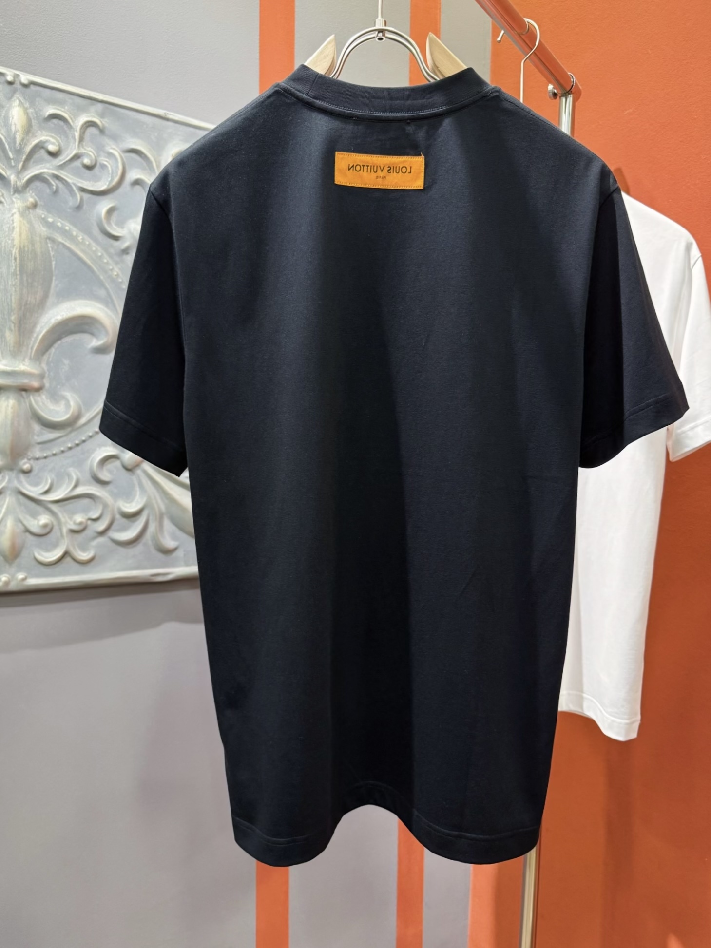  LV路易威登 2025春夏新款短袖T恤！走秀图案时尚休闲短袖T恤衫！设计logo设计！极具设计精选客供