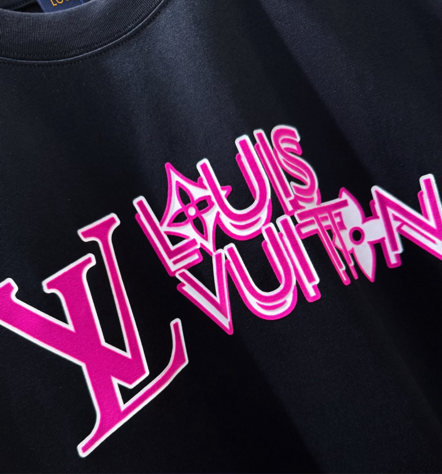  LV路易威登 2025春夏新款短袖T恤！走秀图案时尚休闲短袖T恤衫！设计logo设计！极具设计精选客供