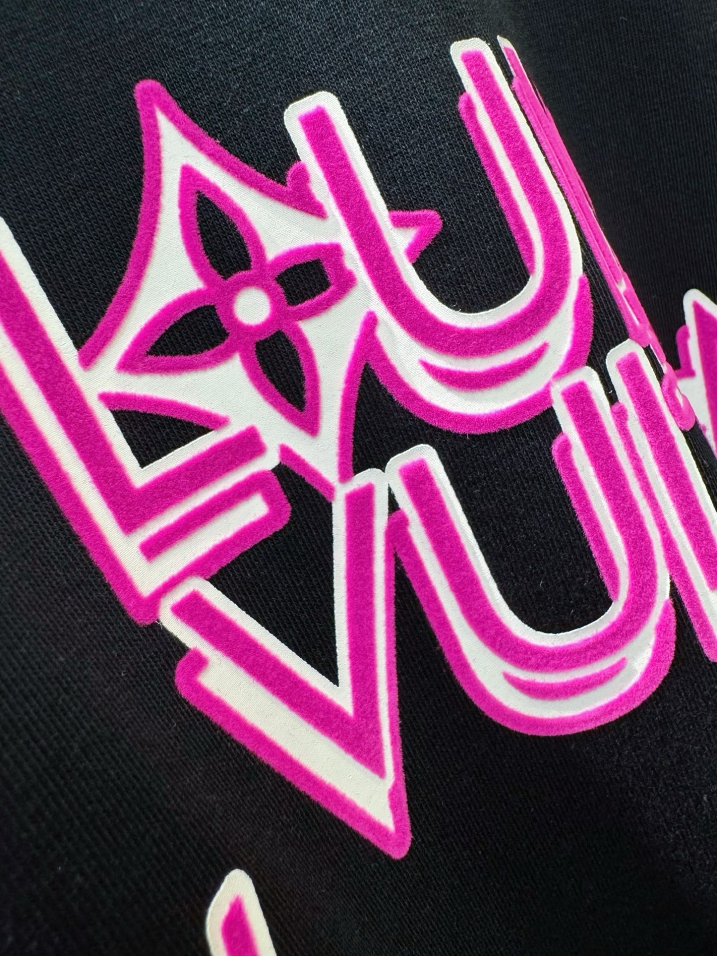  LV路易威登 2025春夏新款短袖T恤！走秀图案时尚休闲短袖T恤衫！设计logo设计！极具设计精选客供