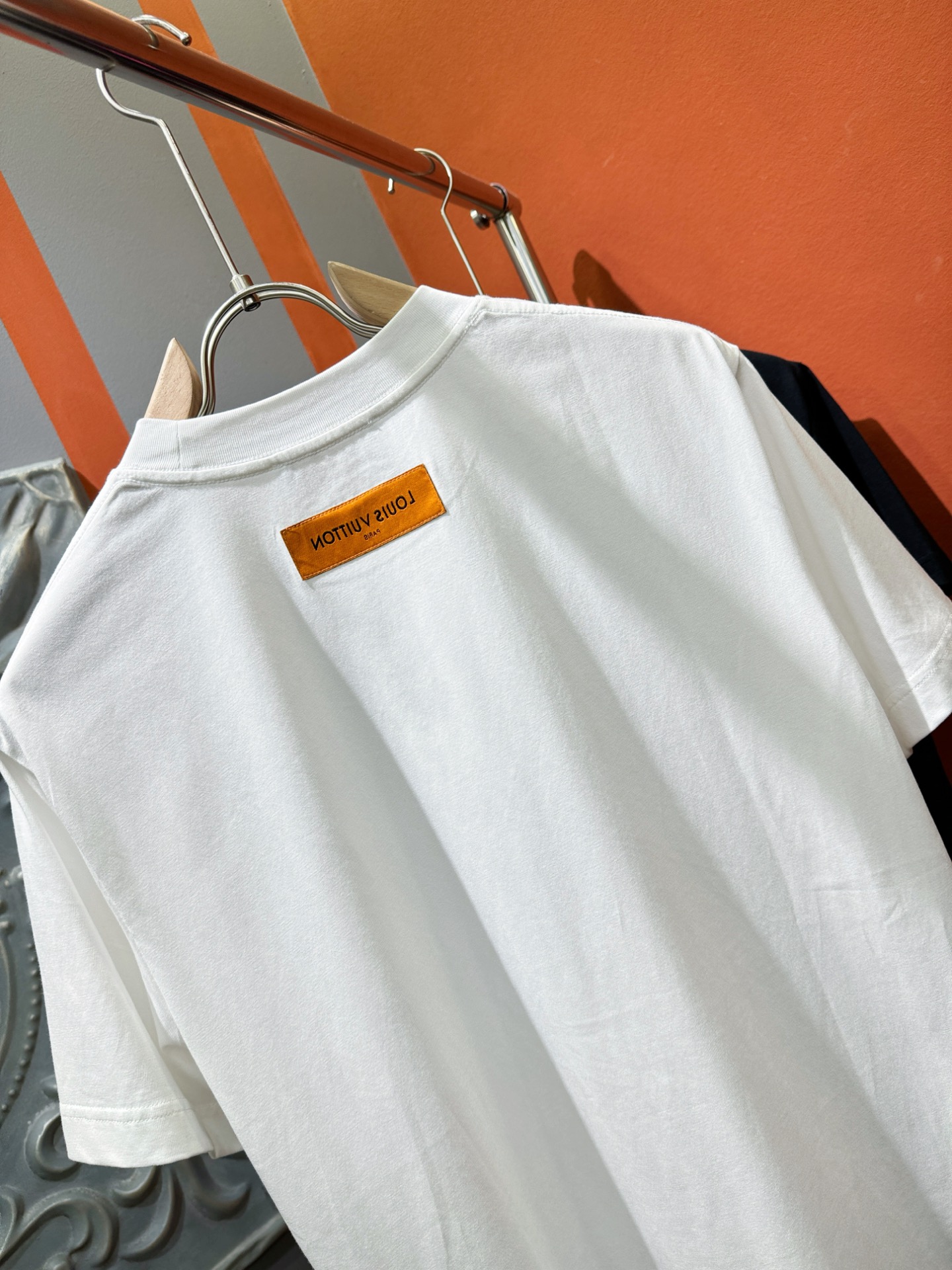  LV路易威登 2025春夏新款短袖T恤！走秀图案时尚休闲短袖T恤衫！设计logo设计！极具设计精选客供