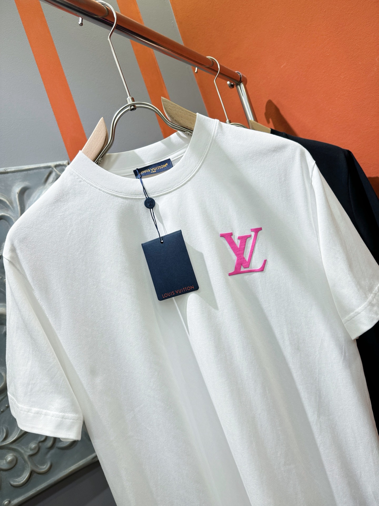  LV路易威登 2025春夏新款短袖T恤！走秀图案时尚休闲短袖T恤衫！设计logo设计！极具设计精选客供