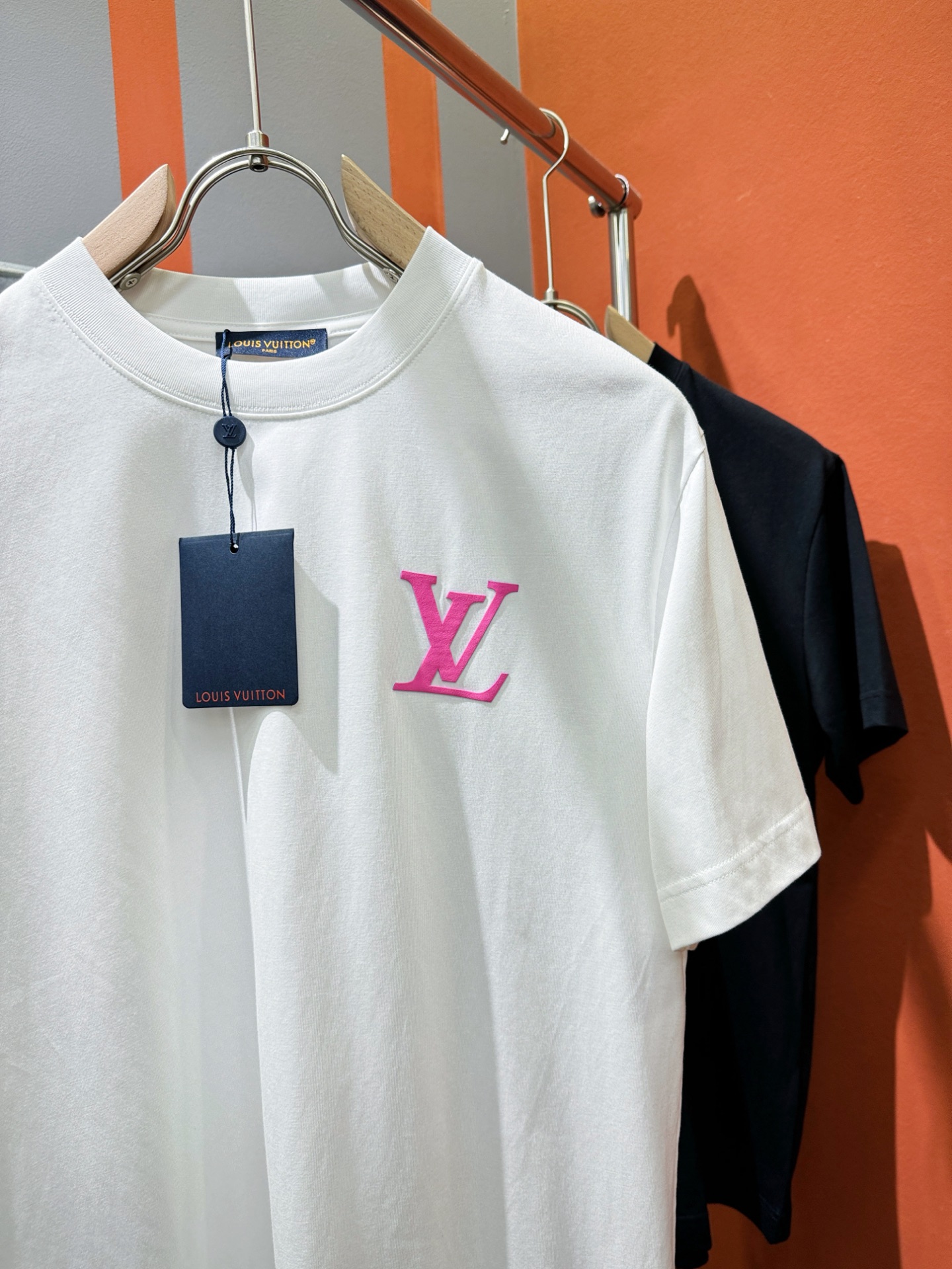  LV路易威登 2025春夏新款短袖T恤！走秀图案时尚休闲短袖T恤衫！设计logo设计！极具设计精选客供