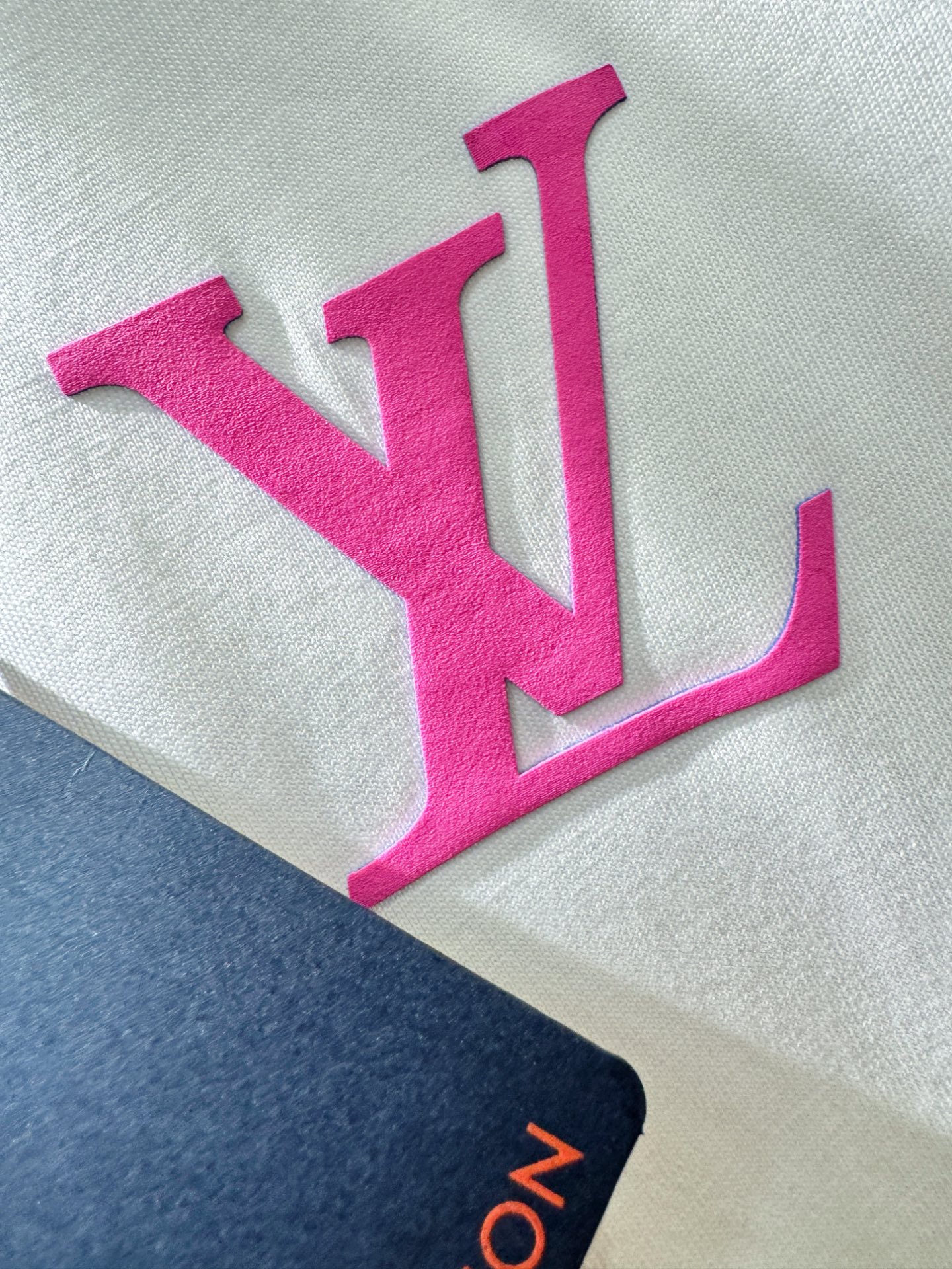  LV路易威登 2025春夏新款短袖T恤！走秀图案时尚休闲短袖T恤衫！设计logo设计！极具设计精选客供