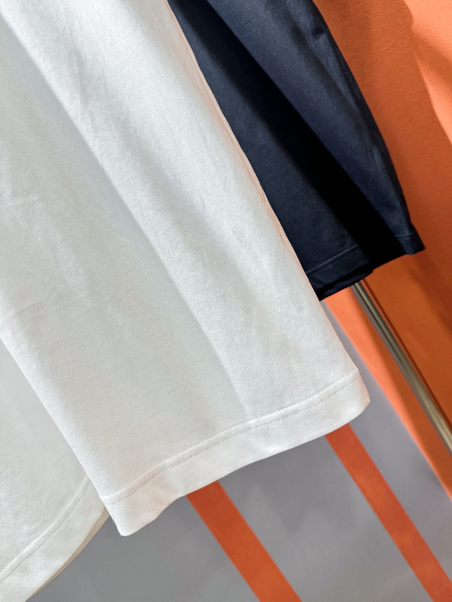  LV路易威登 2025春夏新款短袖T恤！走秀图案时尚休闲短袖T恤衫！设计logo设计！极具设计精选客供