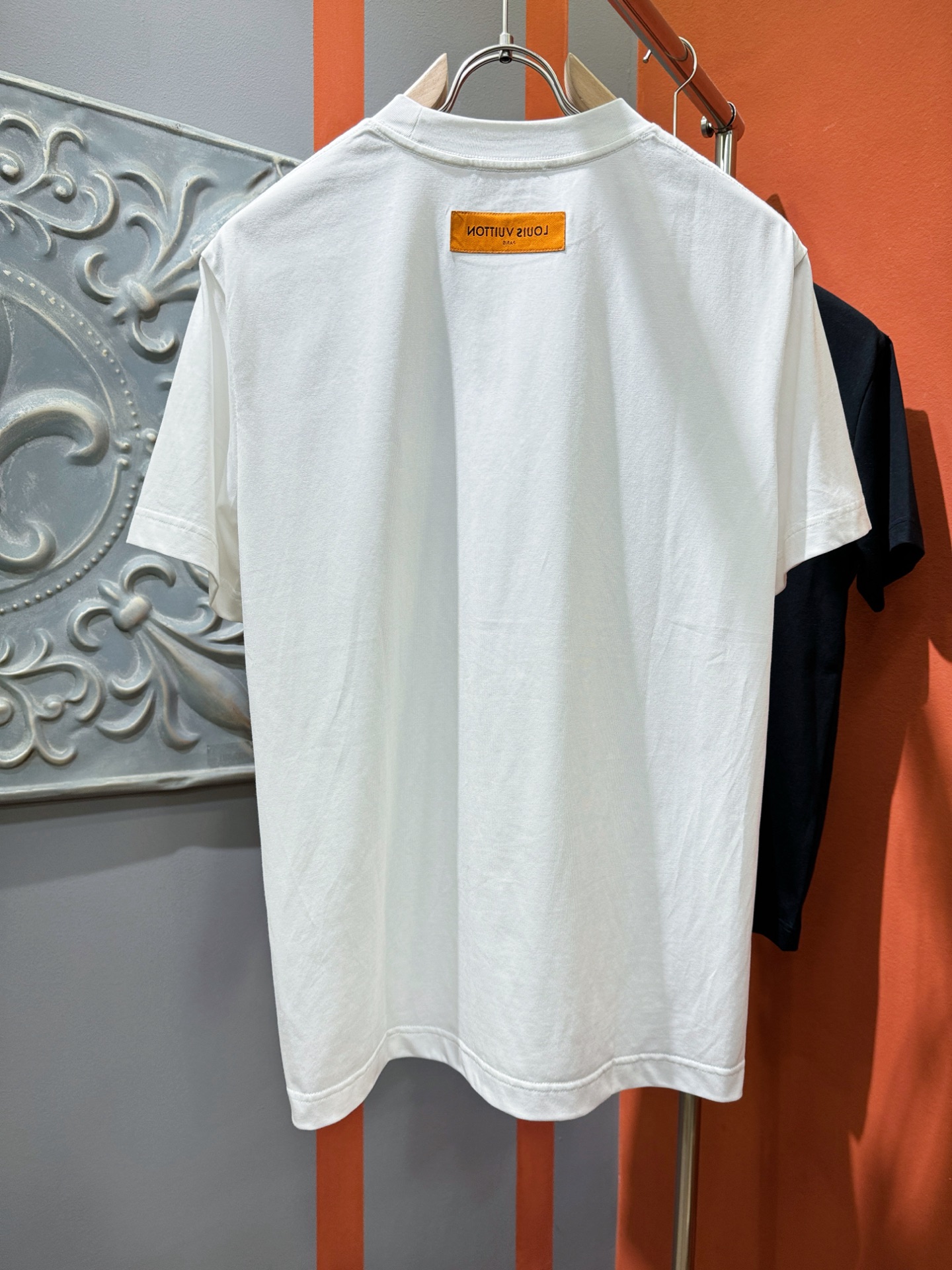  LV路易威登 2025春夏新款短袖T恤！走秀图案时尚休闲短袖T恤衫！设计logo设计！极具设计精选客供