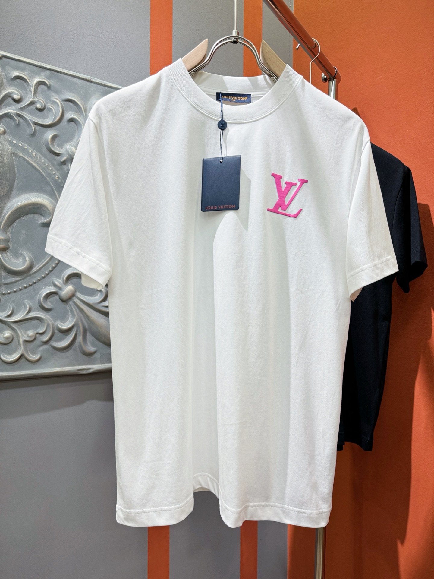  LV路易威登 2025春夏新款短袖T恤！走秀图案时尚休闲短袖T恤衫！设计logo设计！极具设计精选客供