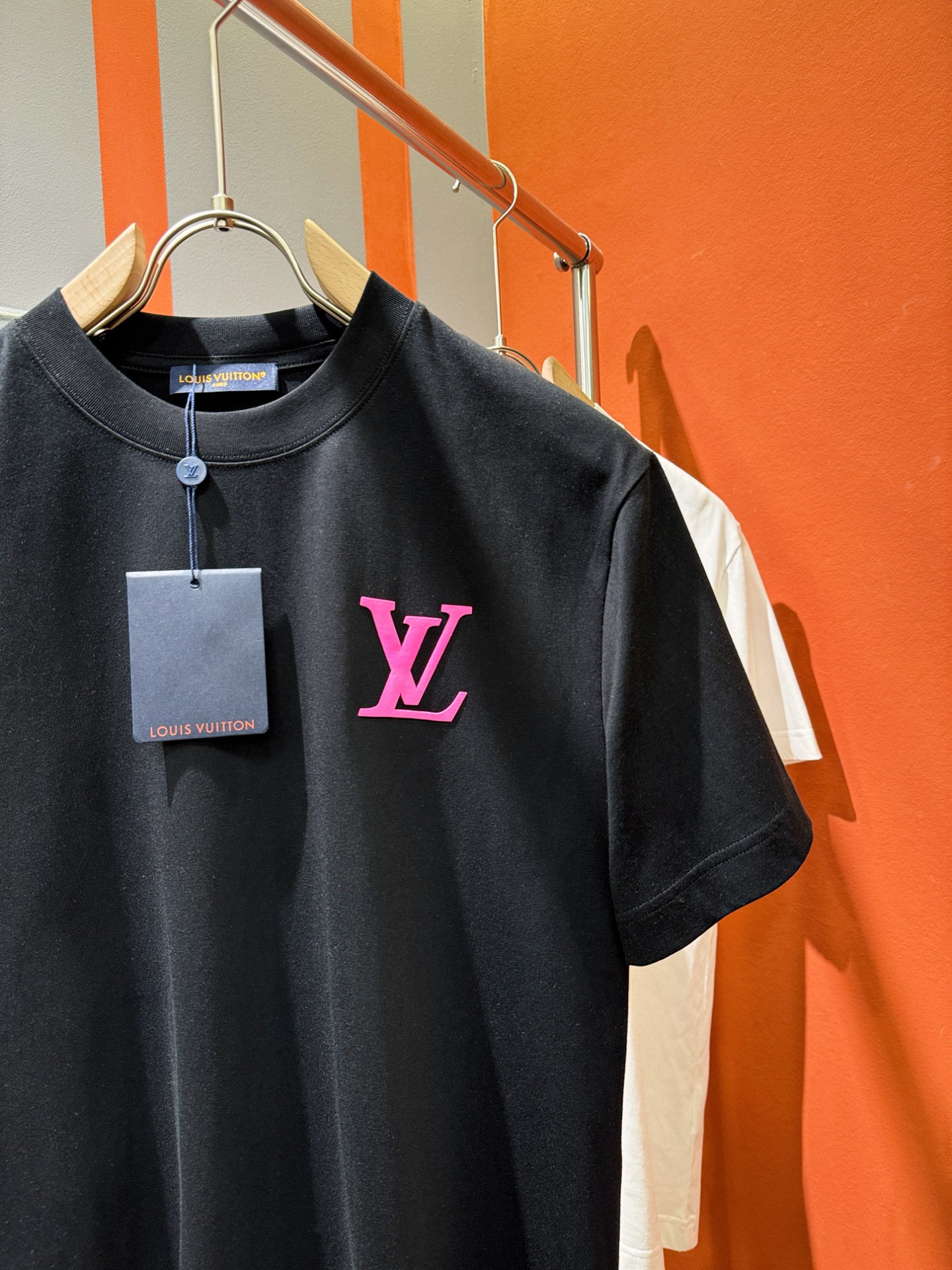  LV路易威登 2025春夏新款短袖T恤！走秀图案时尚休闲短袖T恤衫！设计logo设计！极具设计精选客供