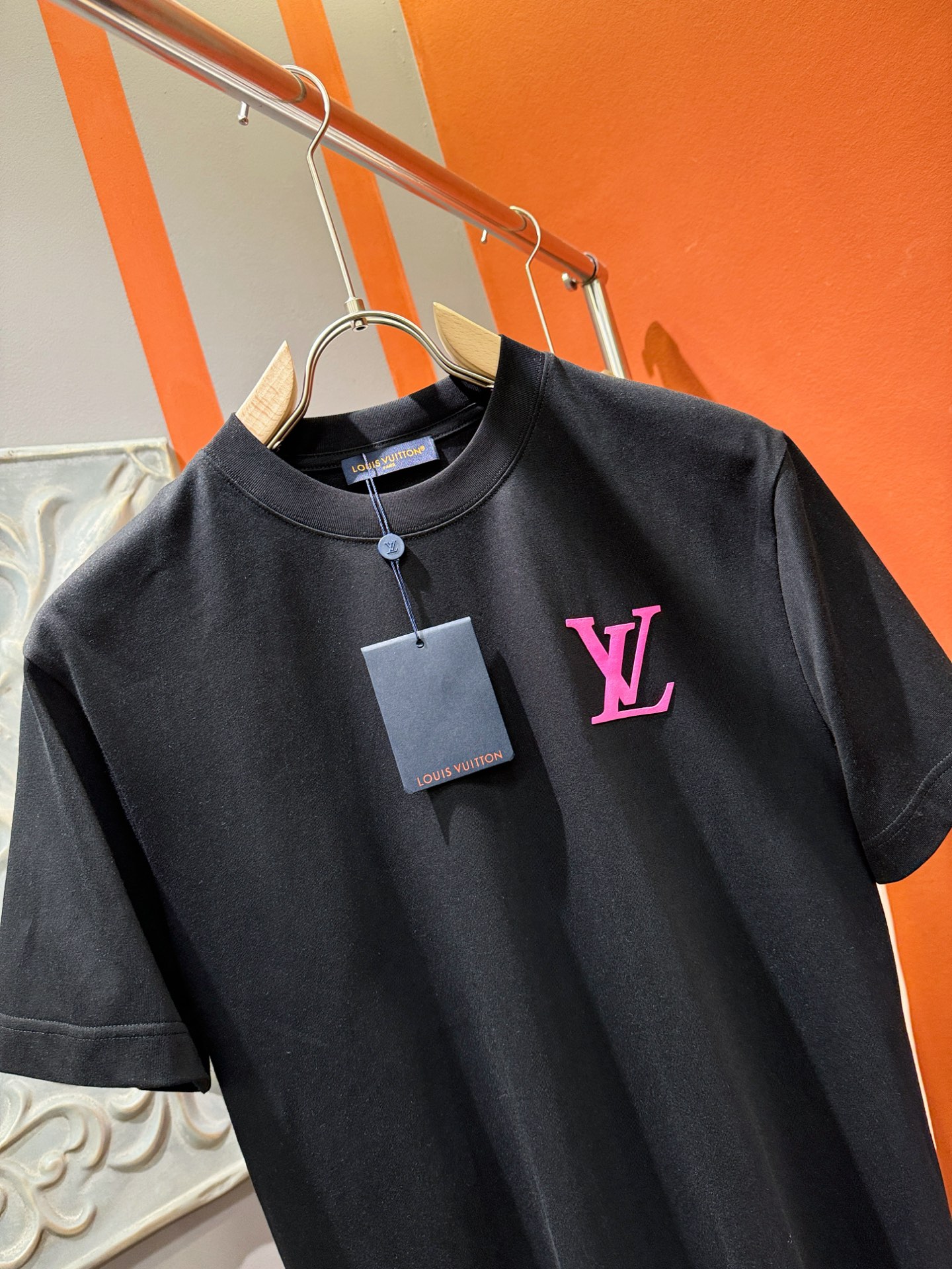  LV路易威登 2025春夏新款短袖T恤！走秀图案时尚休闲短袖T恤衫！设计logo设计！极具设计精选客供