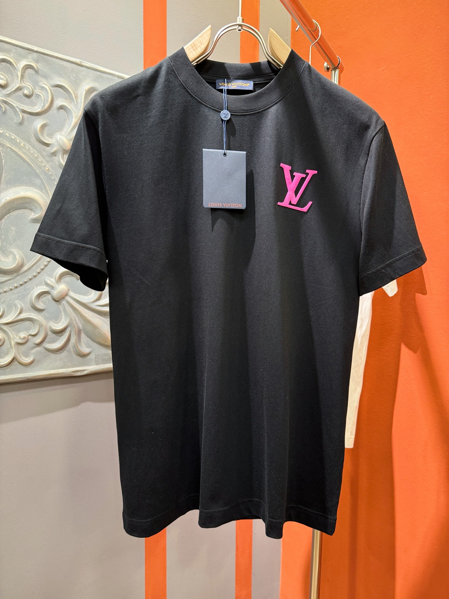  LV路易威登 2025春夏新款短袖T恤！走秀图案时尚休闲短袖T恤衫！设计logo设计！极具设计精选客供