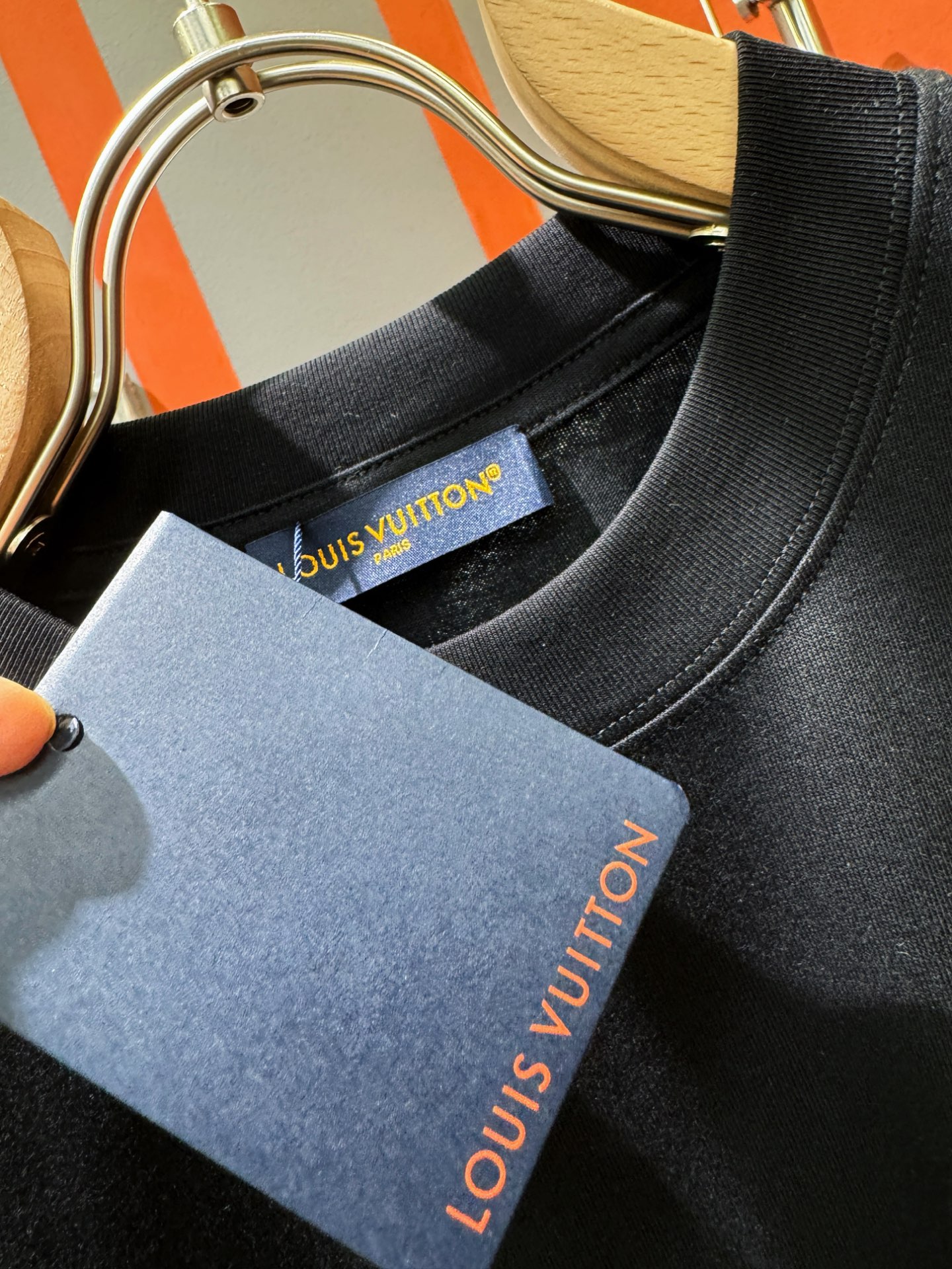  LV路易威登 2025春夏新款短袖T恤！走秀图案时尚休闲短袖T恤衫！设计logo设计！极具设计精选客供