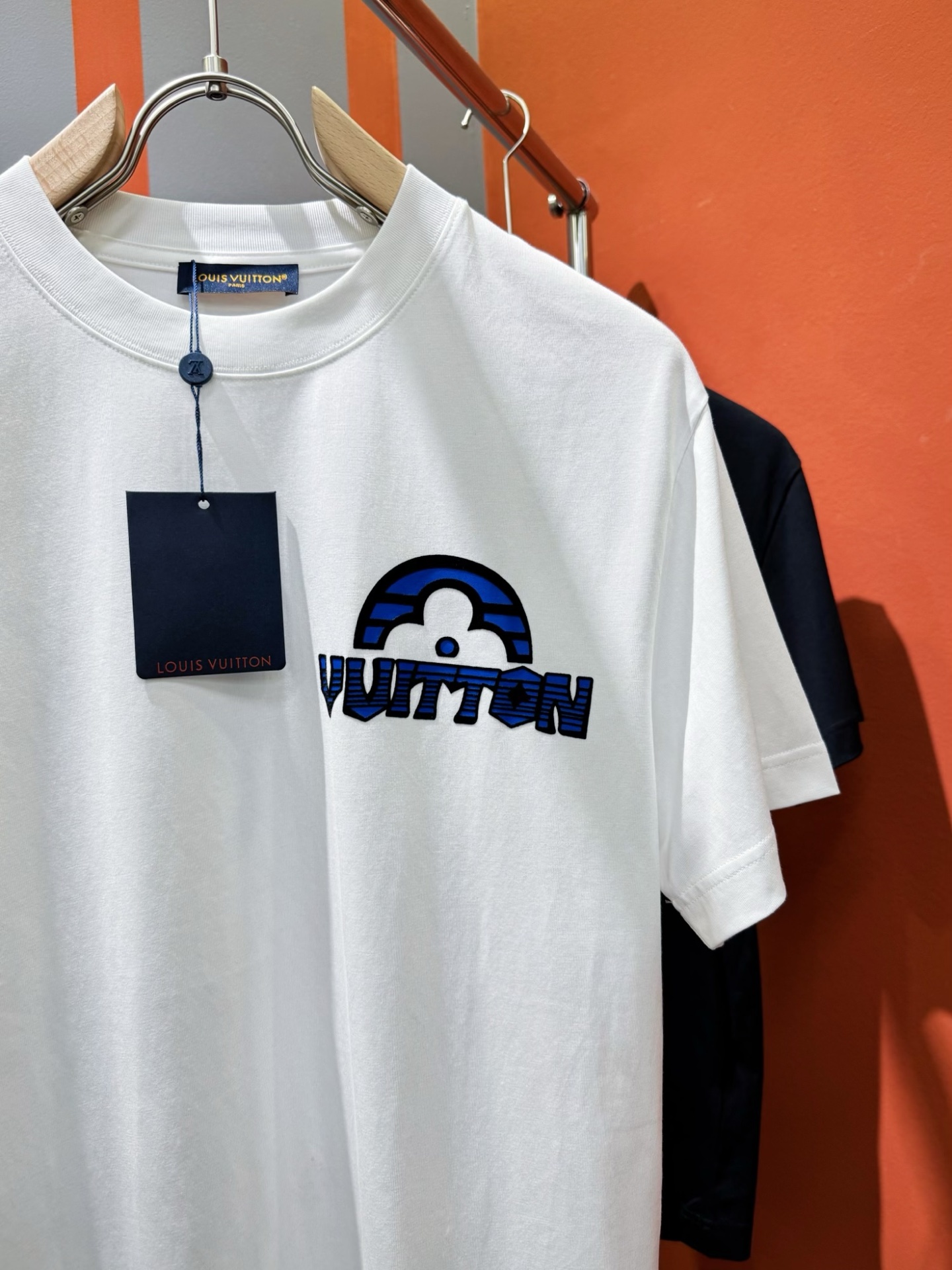  LV路易威登 2025春夏新款短袖T恤！走秀图案时尚休闲短袖T恤衫！设计logo设计！极具设计精选客供