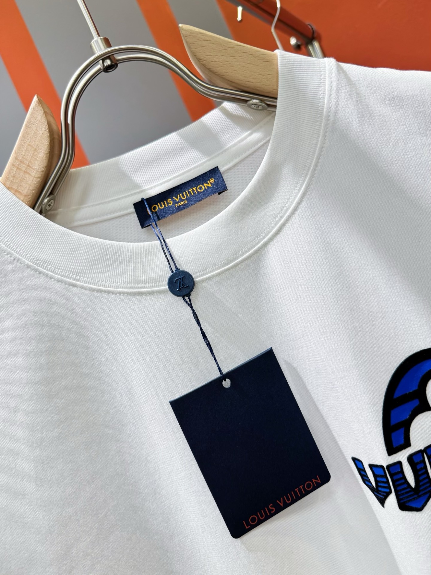 LV路易威登 2025春夏新款短袖T恤！走秀图案时尚休闲短袖T恤衫！设计logo设计！极具设计精选客供