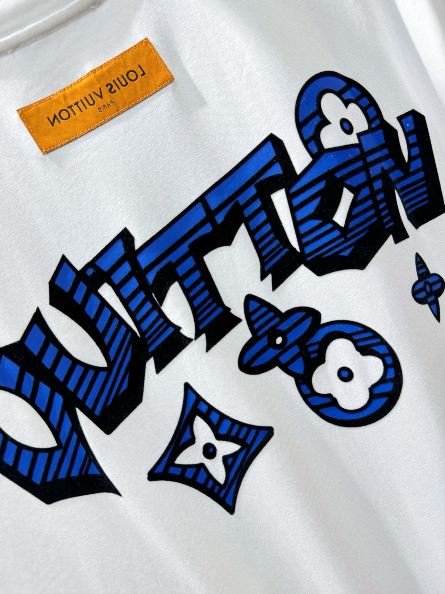  LV路易威登 2025春夏新款短袖T恤！走秀图案时尚休闲短袖T恤衫！设计logo设计！极具设计精选客供