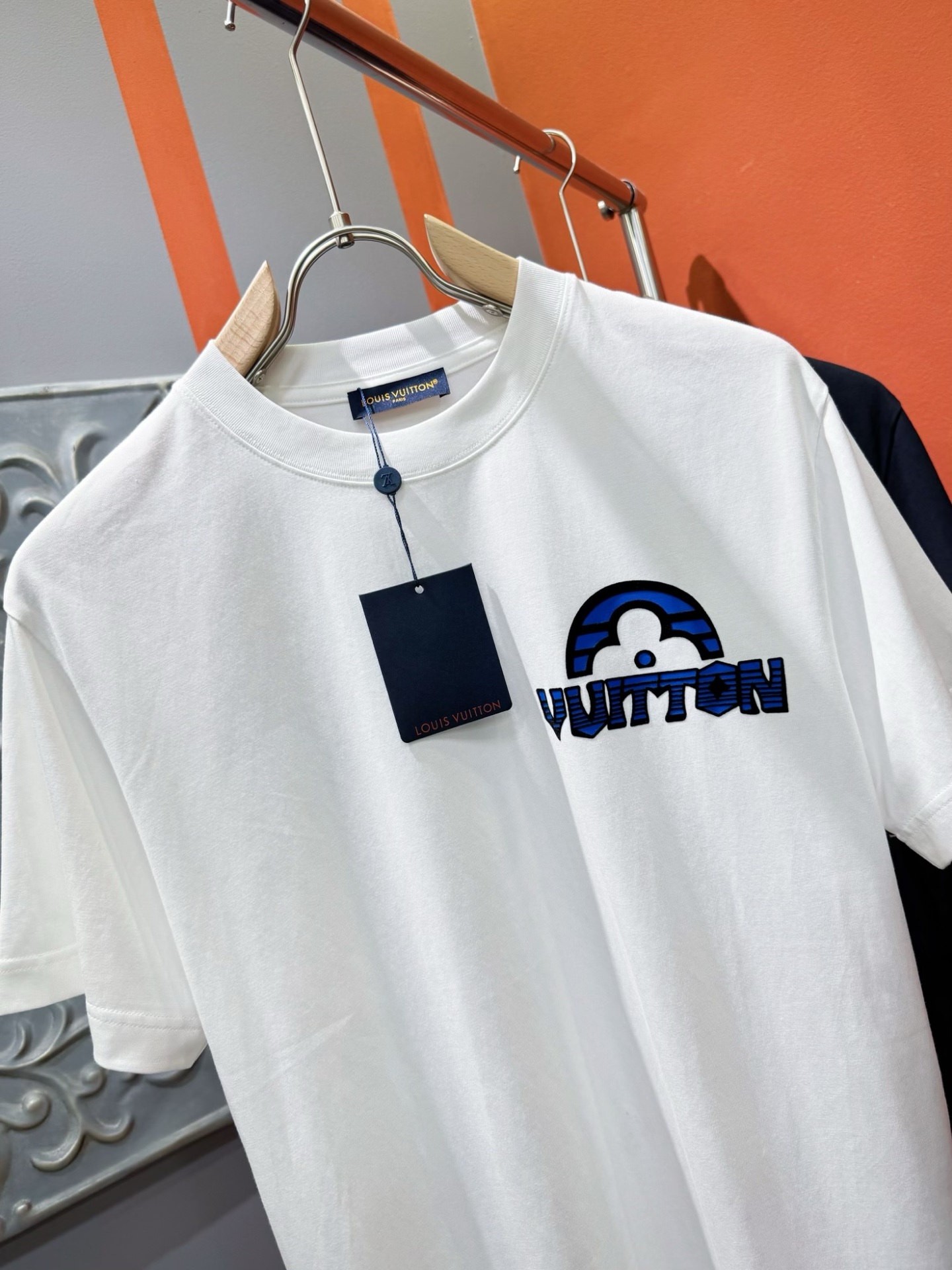  LV路易威登 2025春夏新款短袖T恤！走秀图案时尚休闲短袖T恤衫！设计logo设计！极具设计精选客供