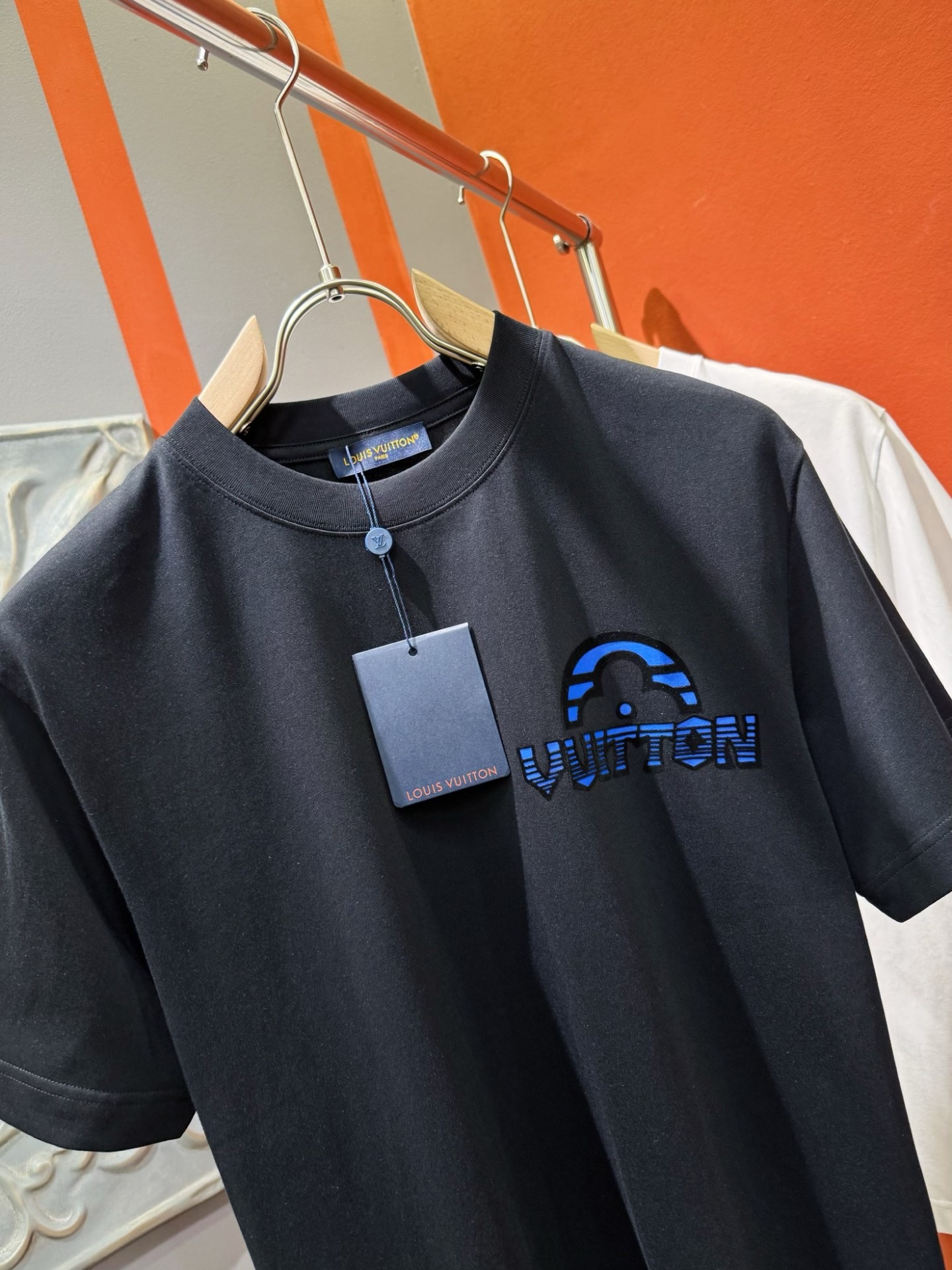  LV路易威登 2025春夏新款短袖T恤！走秀图案时尚休闲短袖T恤衫！设计logo设计！极具设计精选客供