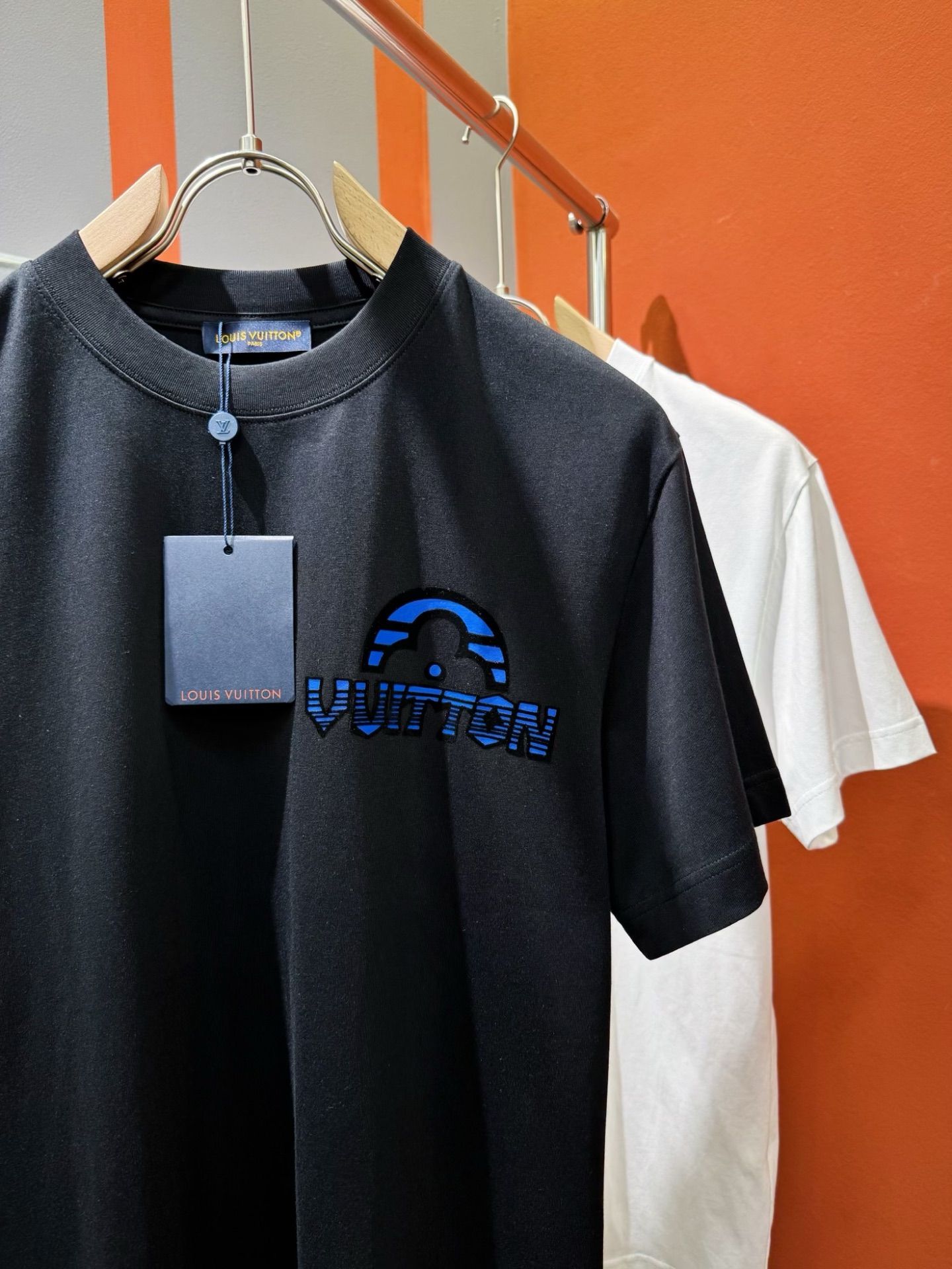  LV路易威登 2025春夏新款短袖T恤！走秀图案时尚休闲短袖T恤衫！设计logo设计！极具设计精选客供