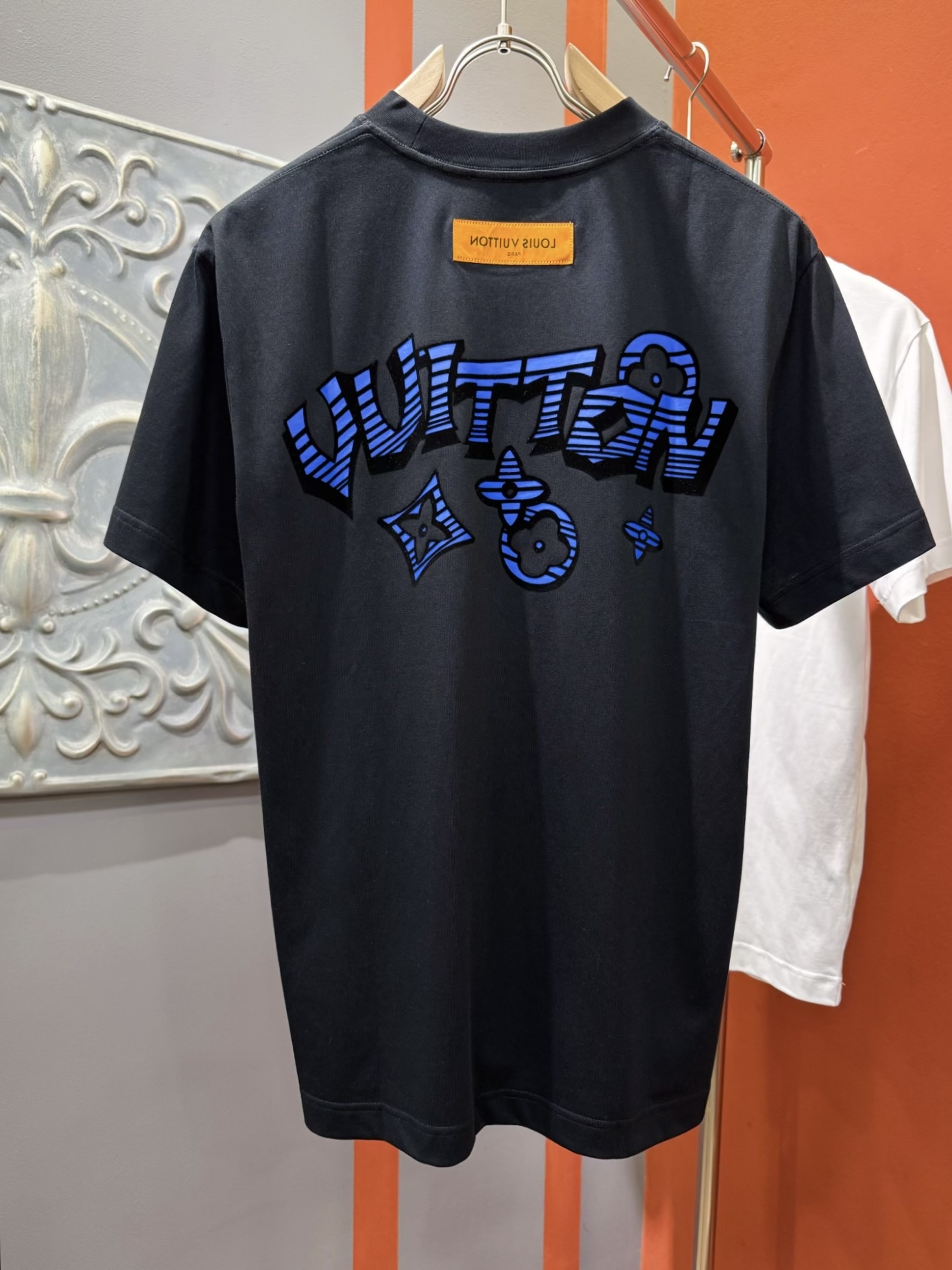  LV路易威登 2025春夏新款短袖T恤！走秀图案时尚休闲短袖T恤衫！设计logo设计！极具设计精选客供