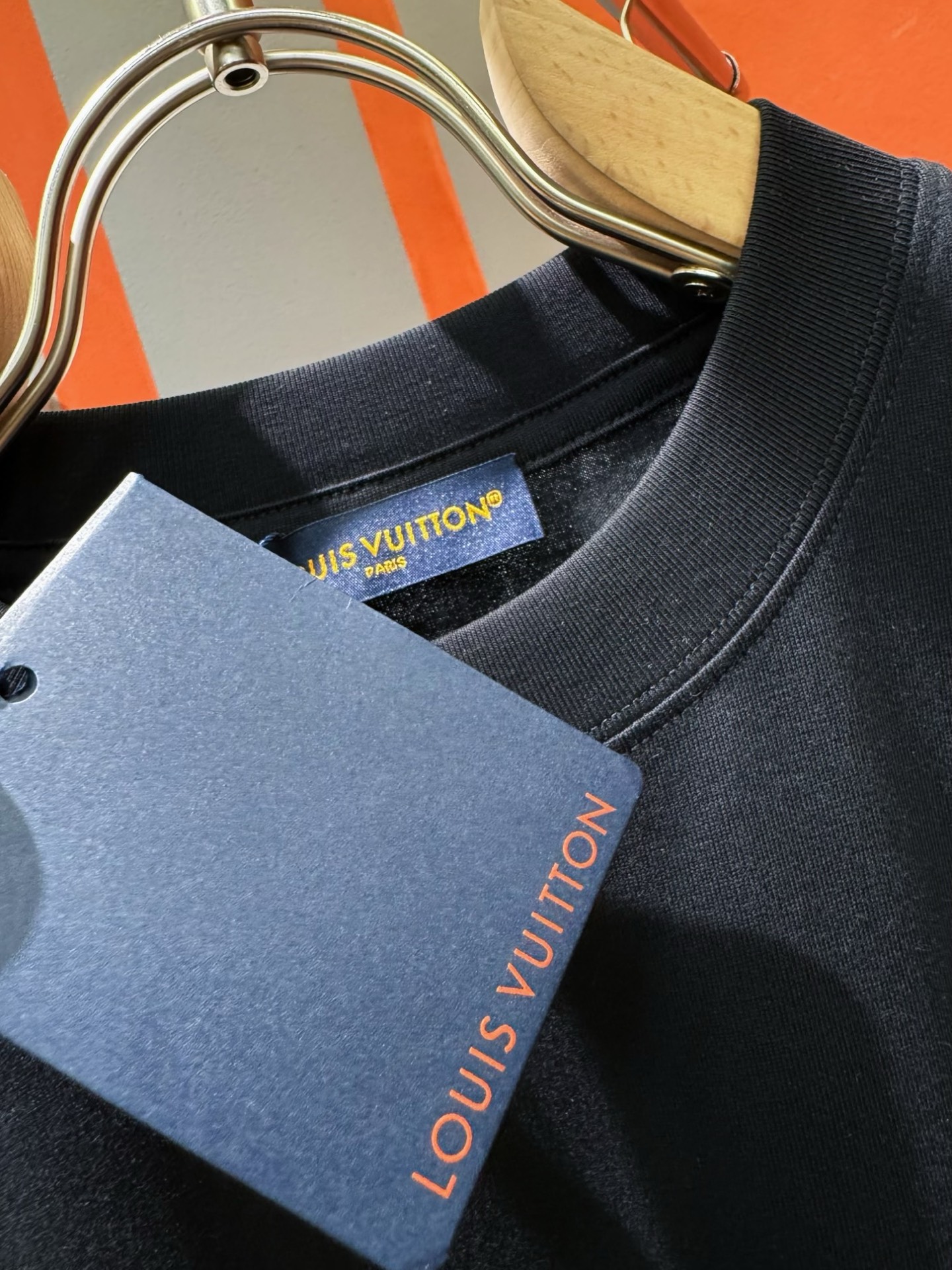  LV路易威登 2025春夏新款短袖T恤！走秀图案时尚休闲短袖T恤衫！设计logo设计！极具设计精选客供