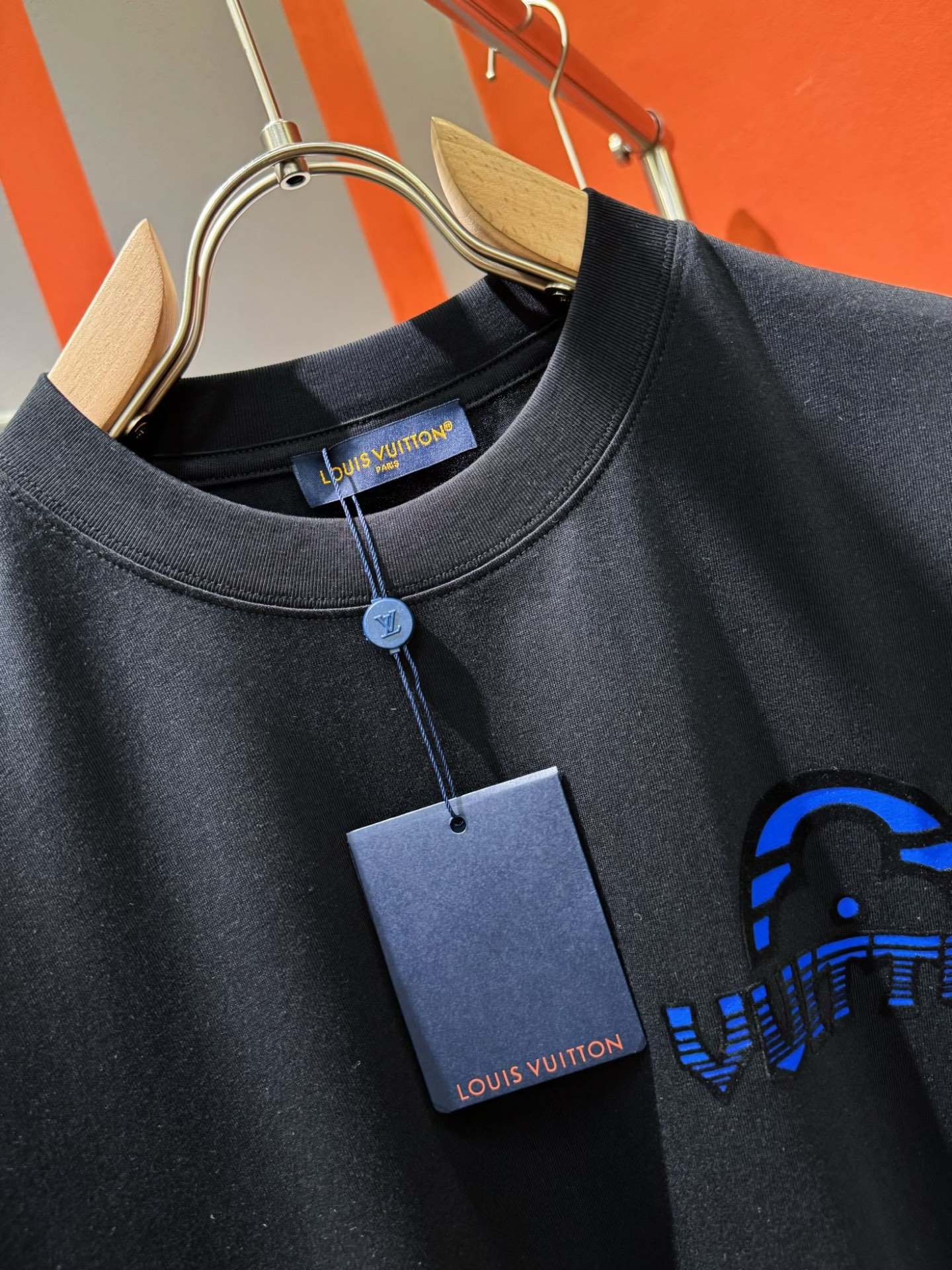  LV路易威登 2025春夏新款短袖T恤！走秀图案时尚休闲短袖T恤衫！设计logo设计！极具设计精选客供