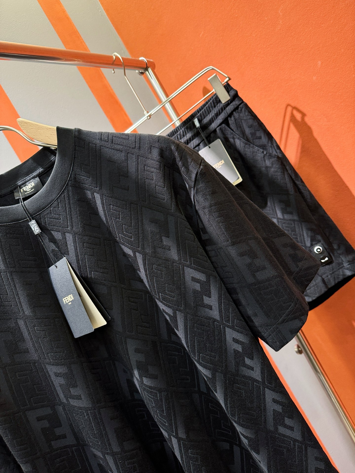  套装 FENDI芬迪 2025新款休闲套装，细节精致高级，高级感满满。定制高端面料，上身挺括有型，舒适