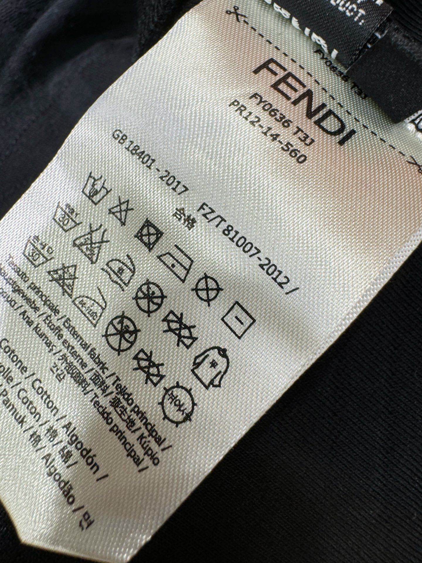  套装 FENDI芬迪 2025新款休闲套装，细节精致高级，高级感满满。定制高端面料，上身挺括有型，舒适