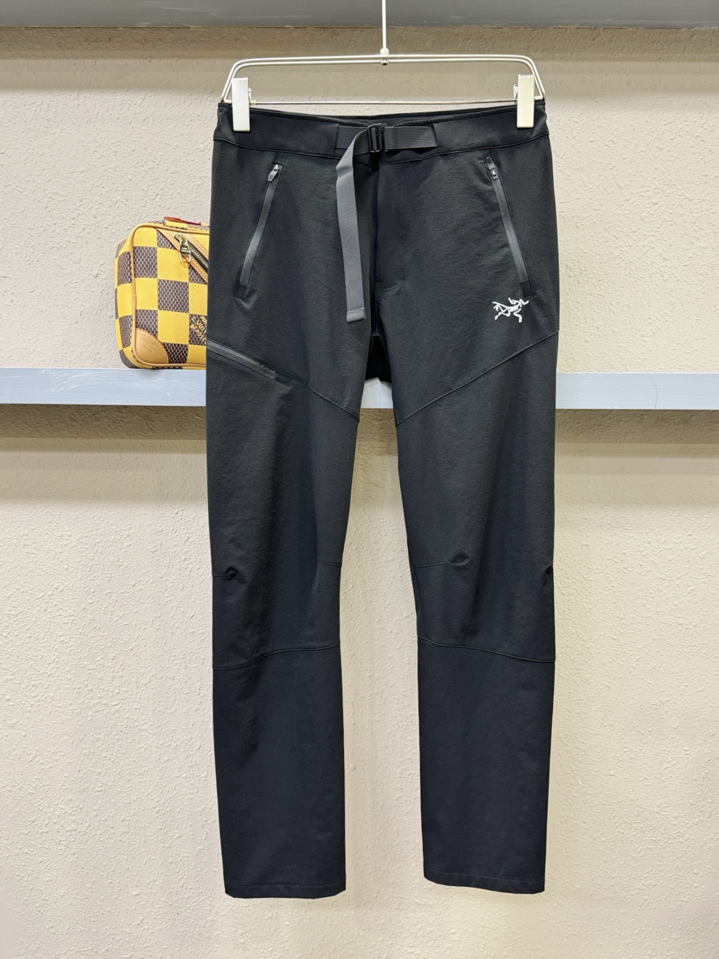  ARC‘TERYX/始祖鸟  2025新品爆款休闲裤，选用欧洲防晒面料，柔软舒适有质感，原版五金配件，