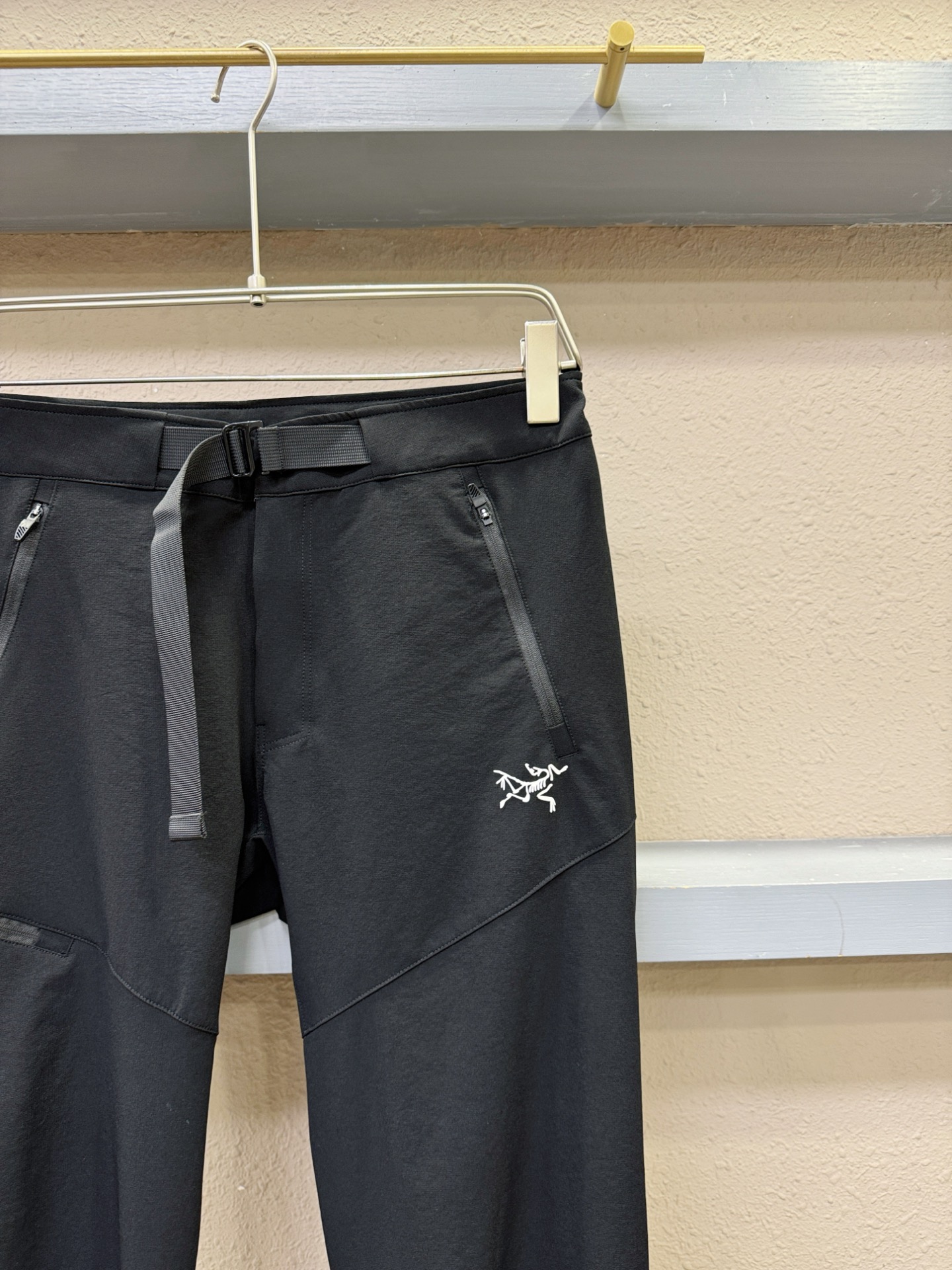  ARC‘TERYX/始祖鸟  2025新品爆款休闲裤，选用欧洲防晒面料，柔软舒适有质感，原版五金配件，