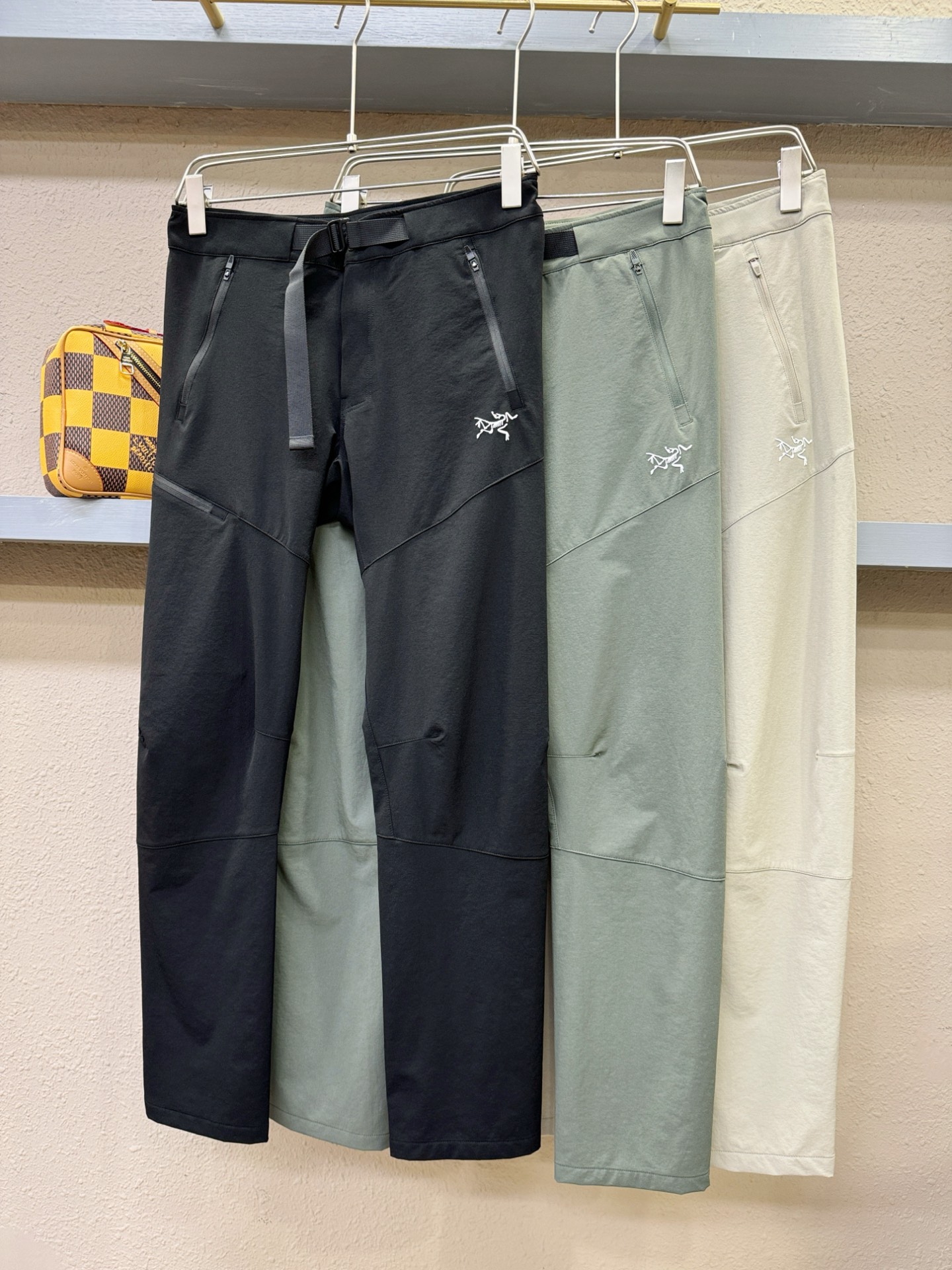  ARC‘TERYX/始祖鸟  2025新品爆款休闲裤，选用欧洲防晒面料，柔软舒适有质感，原版五金配件，