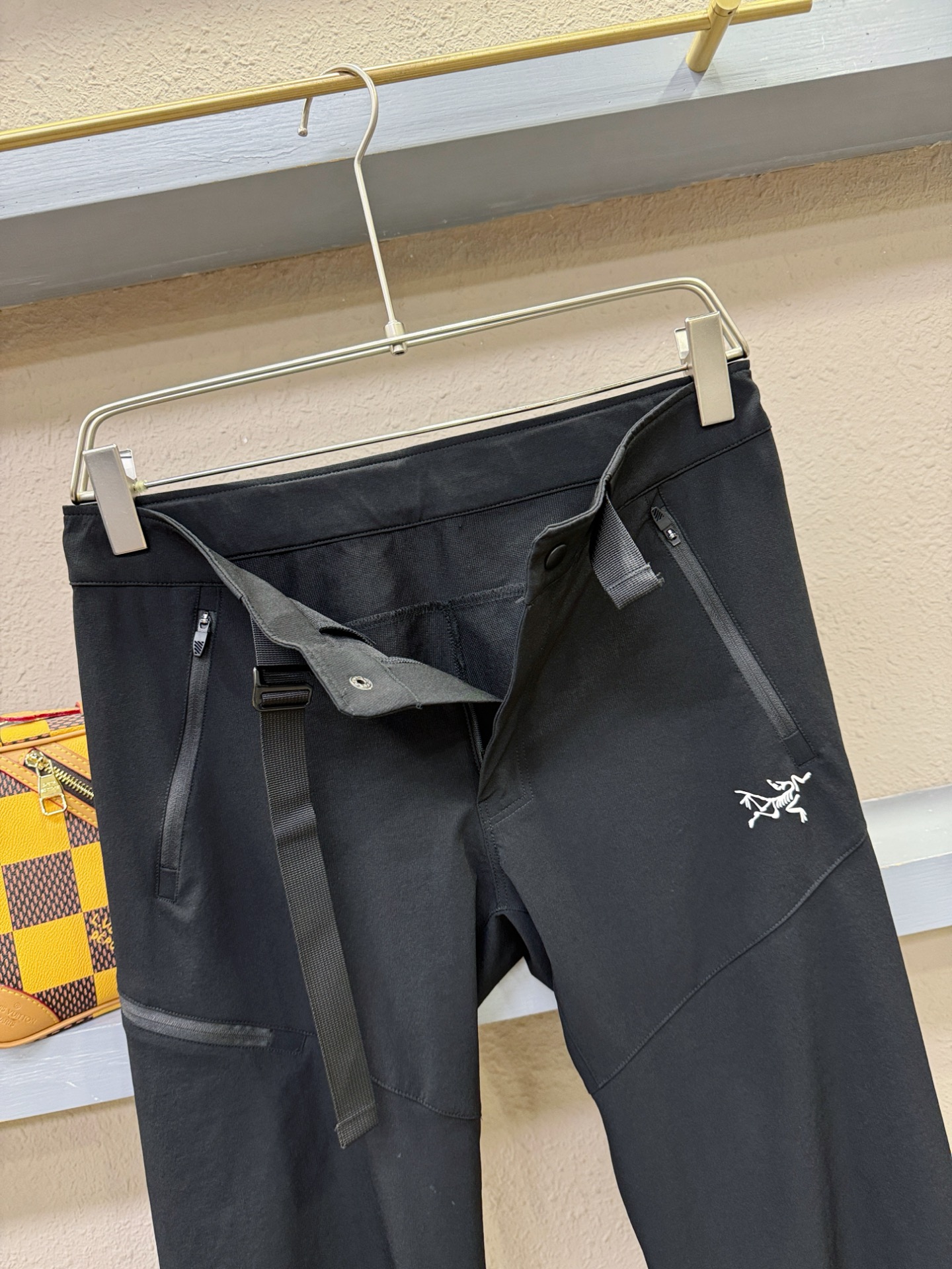  ARC‘TERYX/始祖鸟  2025新品爆款休闲裤，选用欧洲防晒面料，柔软舒适有质感，原版五金配件，