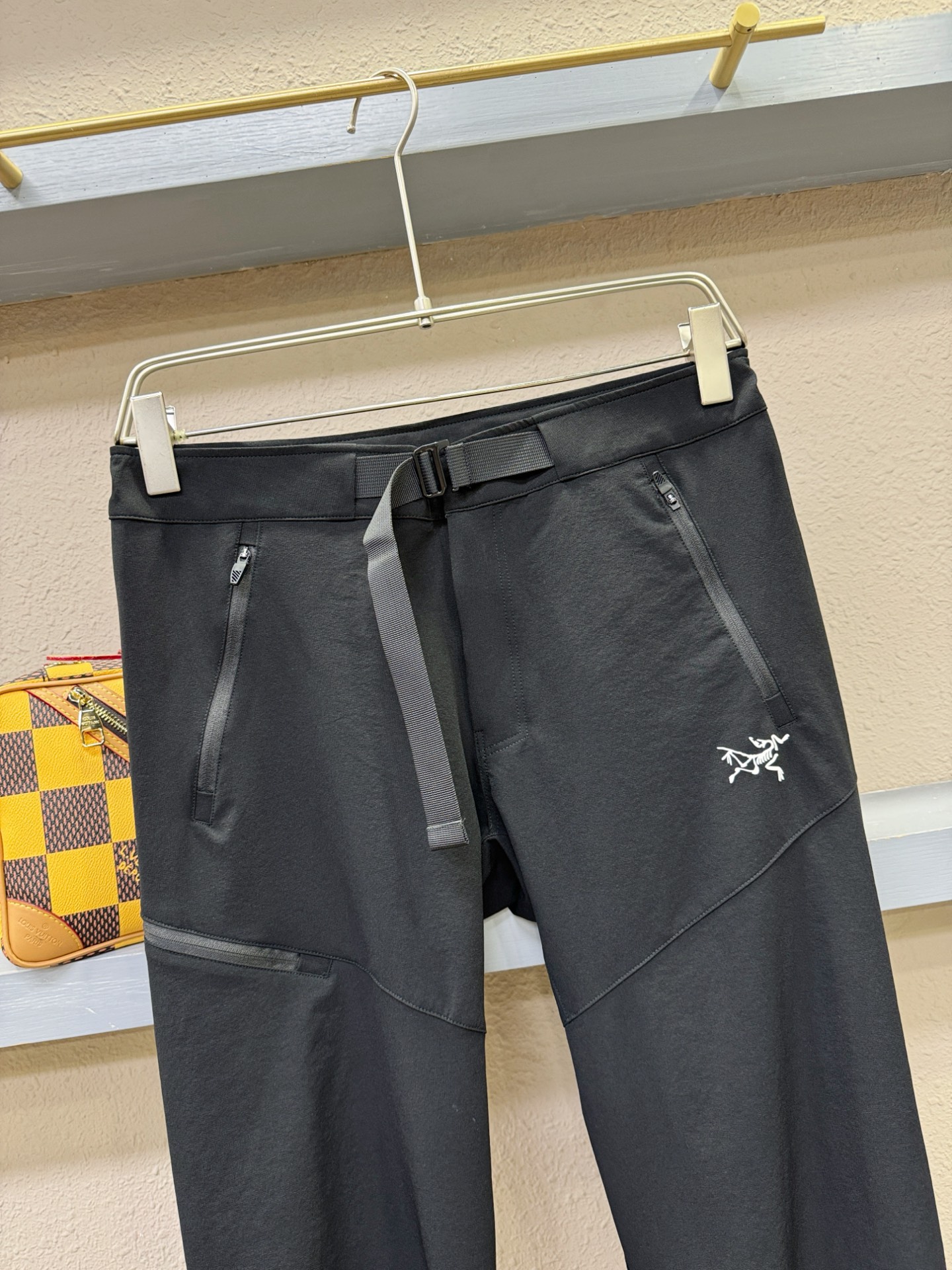  ARC‘TERYX/始祖鸟  2025新品爆款休闲裤，选用欧洲防晒面料，柔软舒适有质感，原版五金配件，