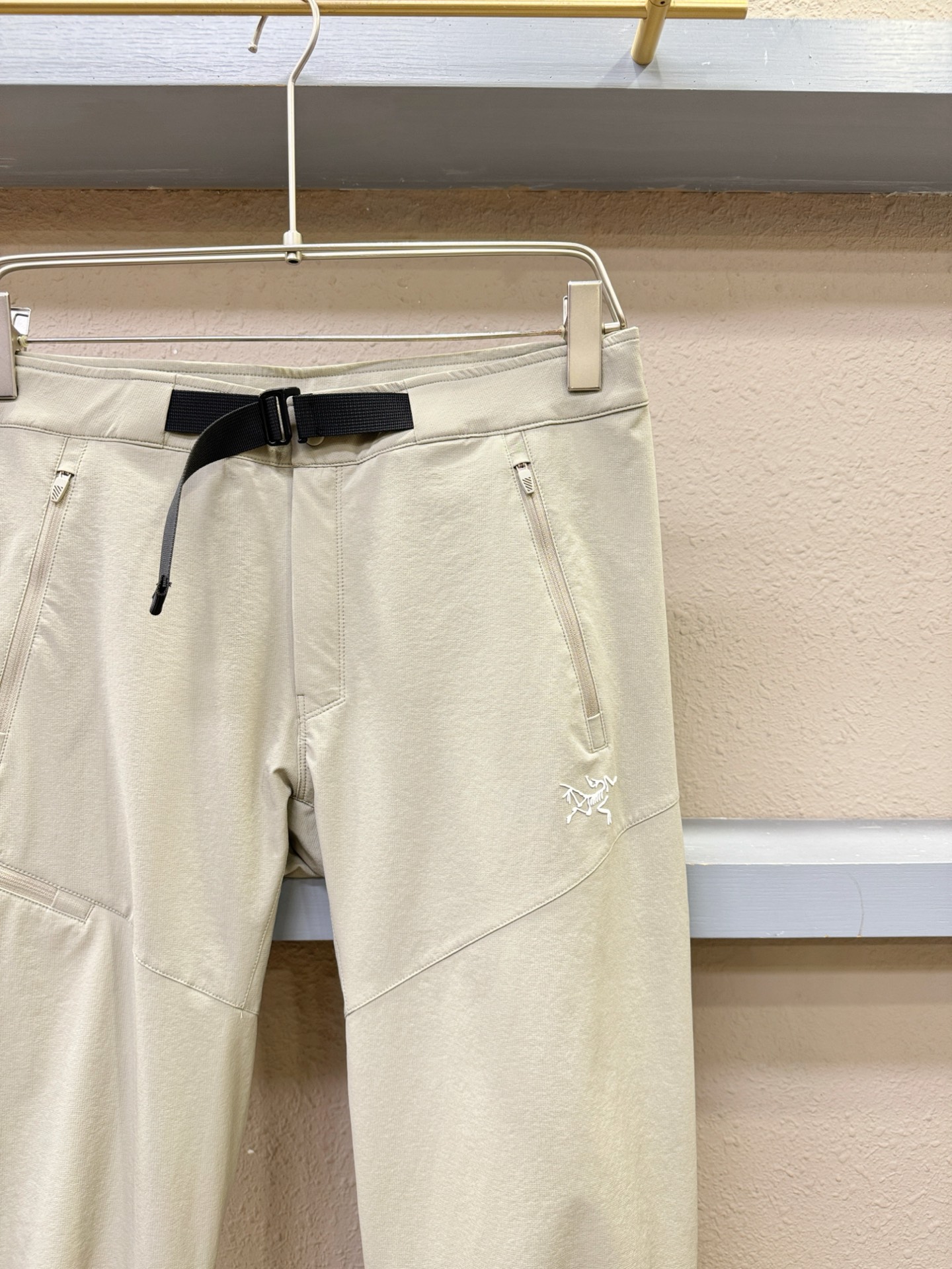  ARC‘TERYX/始祖鸟  2025新品爆款休闲裤，选用欧洲防晒面料，柔软舒适有质感，原版五金配件，